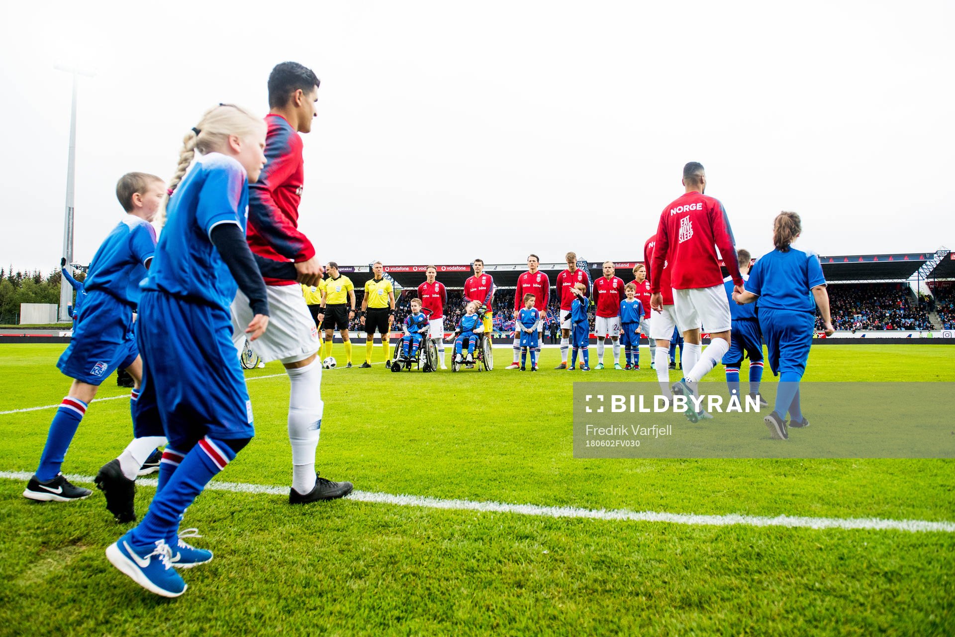 The players enter the pitch
