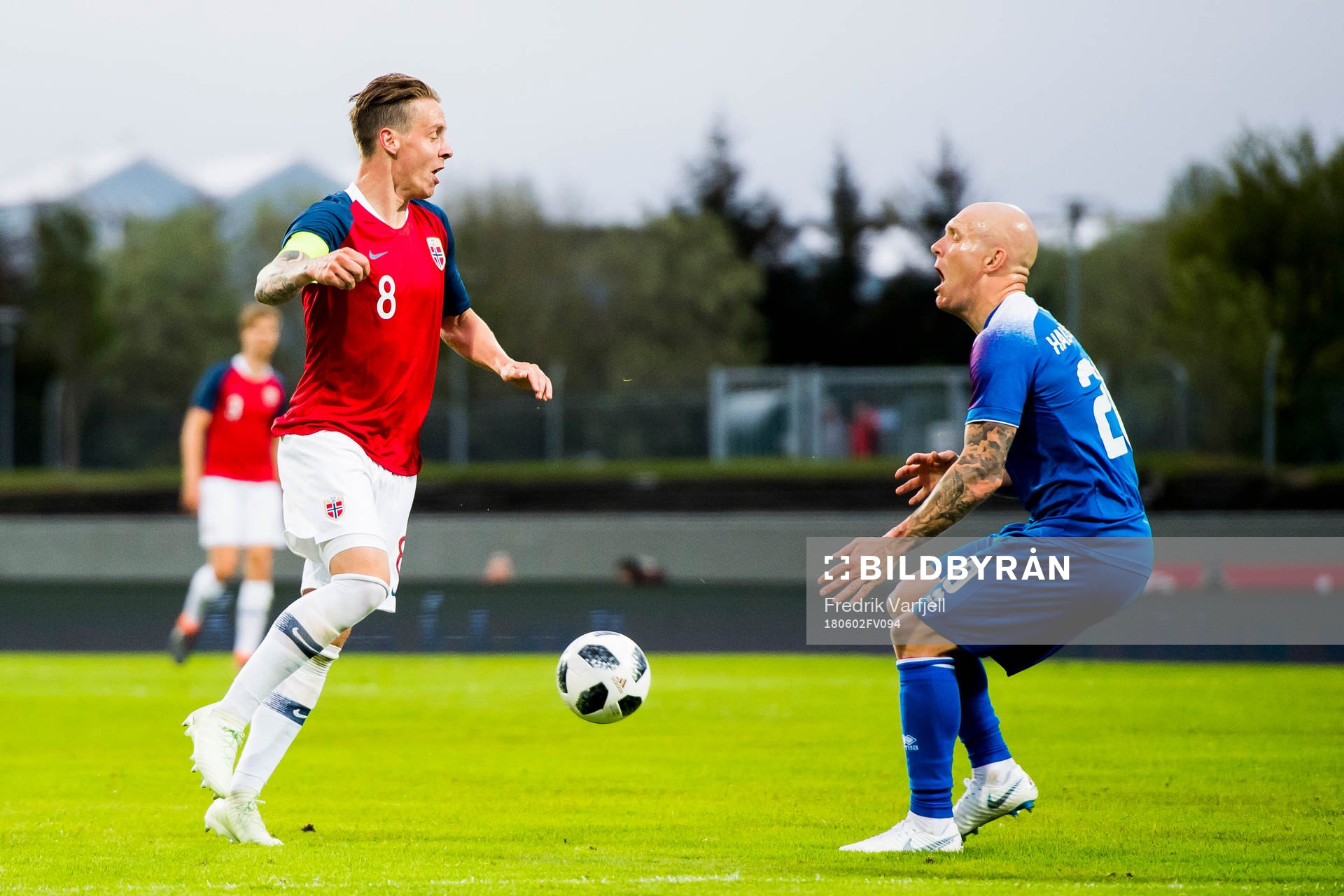 Stefan Johansen of Norway and Emil Hallfreðsson of Iceland