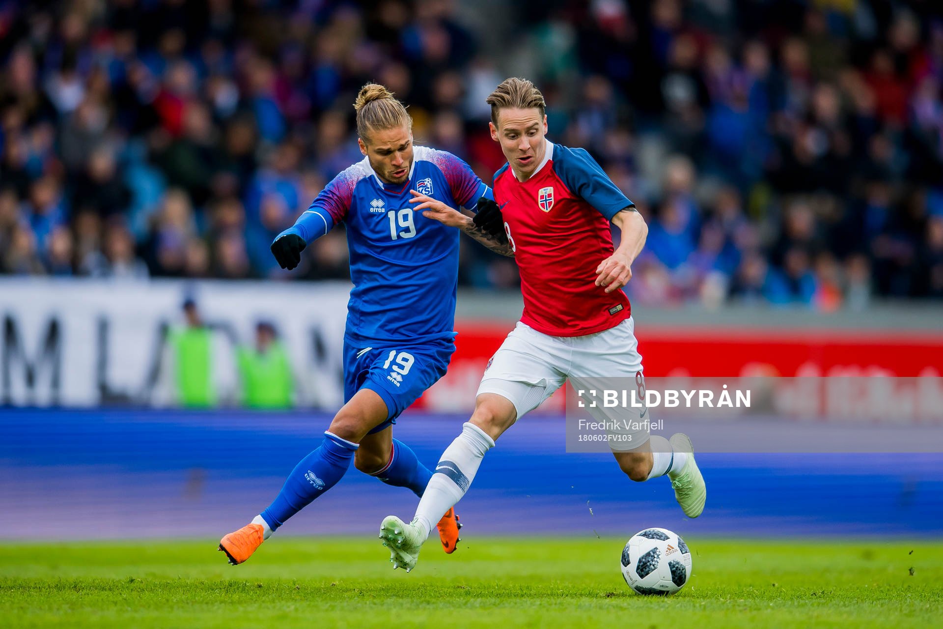 Rúrik Gíslason of Iceland and Stefan Johansen of Norway