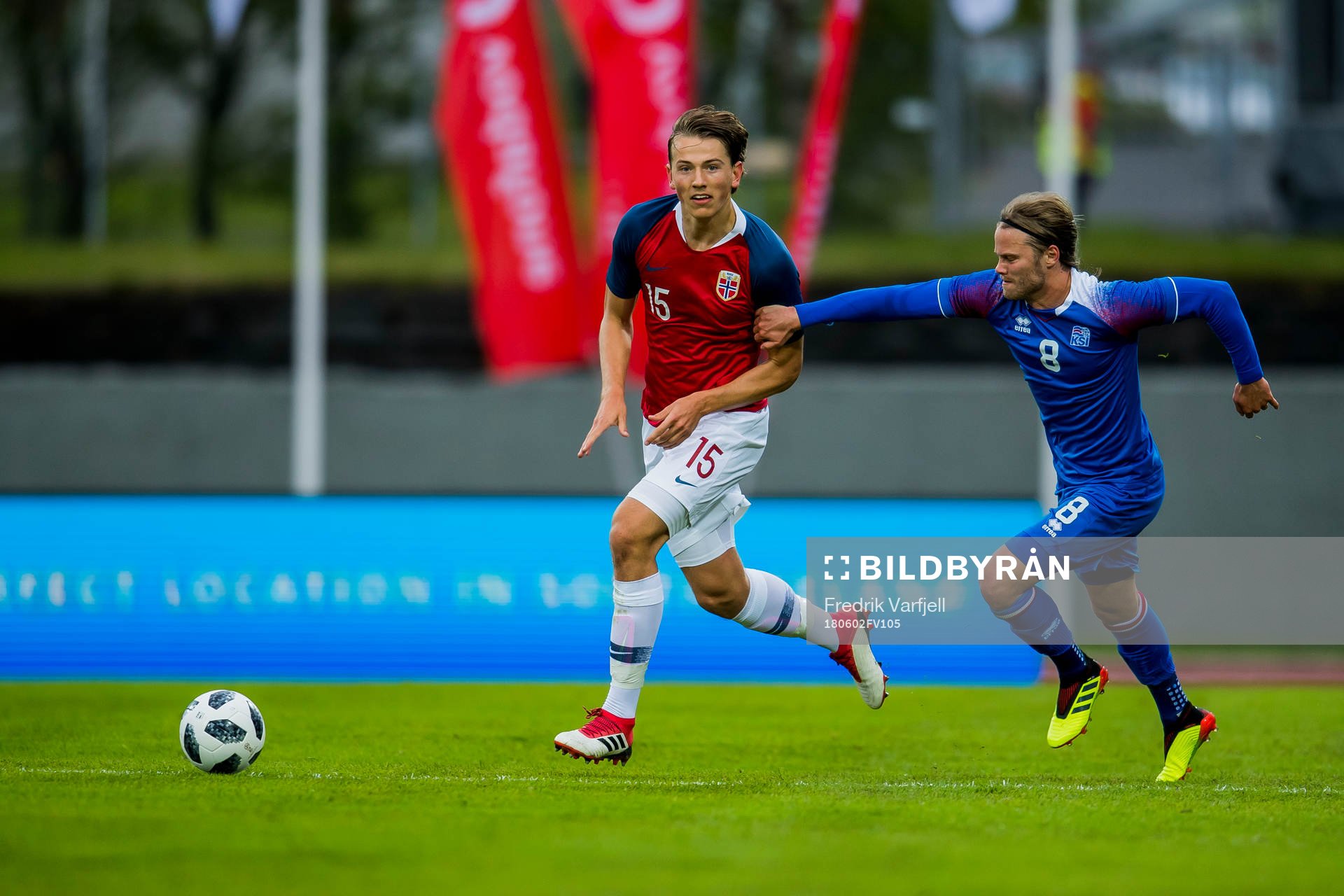 Sander Berge of Norway and Birkir Bjarnason of Iceland