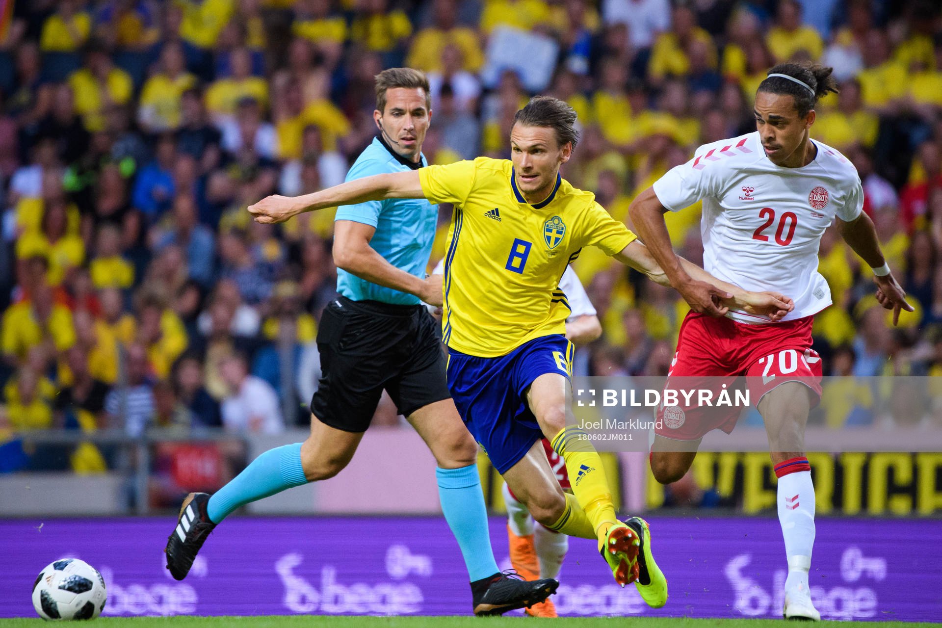 Sveriges Albin Ekdal i närkamp Danmarks Yussuf Yuray