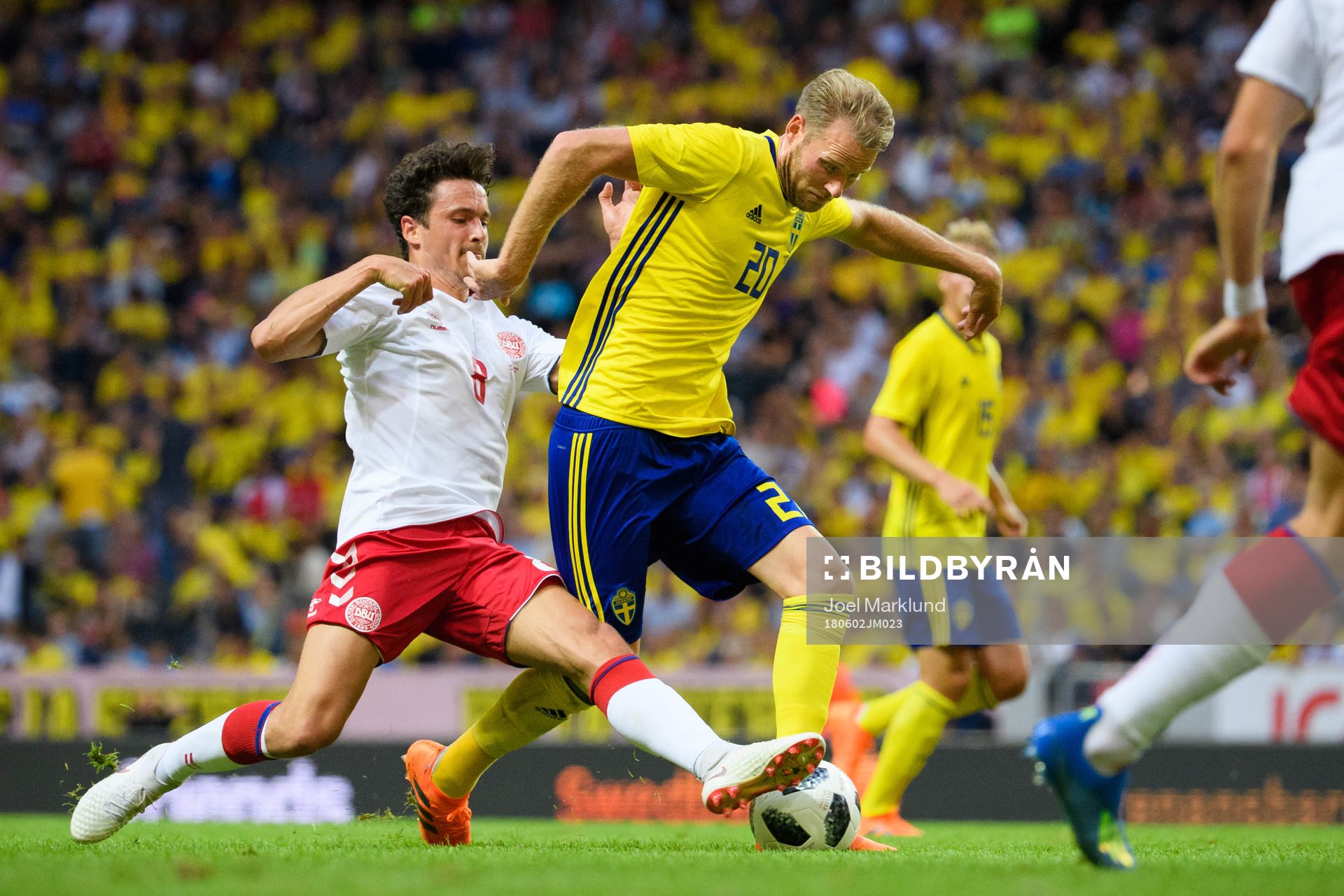 Danmarks Thomas Delaney i närkamp med Sveriges Ola Toivonen under träningslandskampen i fotboll mellan Sverige och Danmark den 2 juni 2018 i Stockholm.