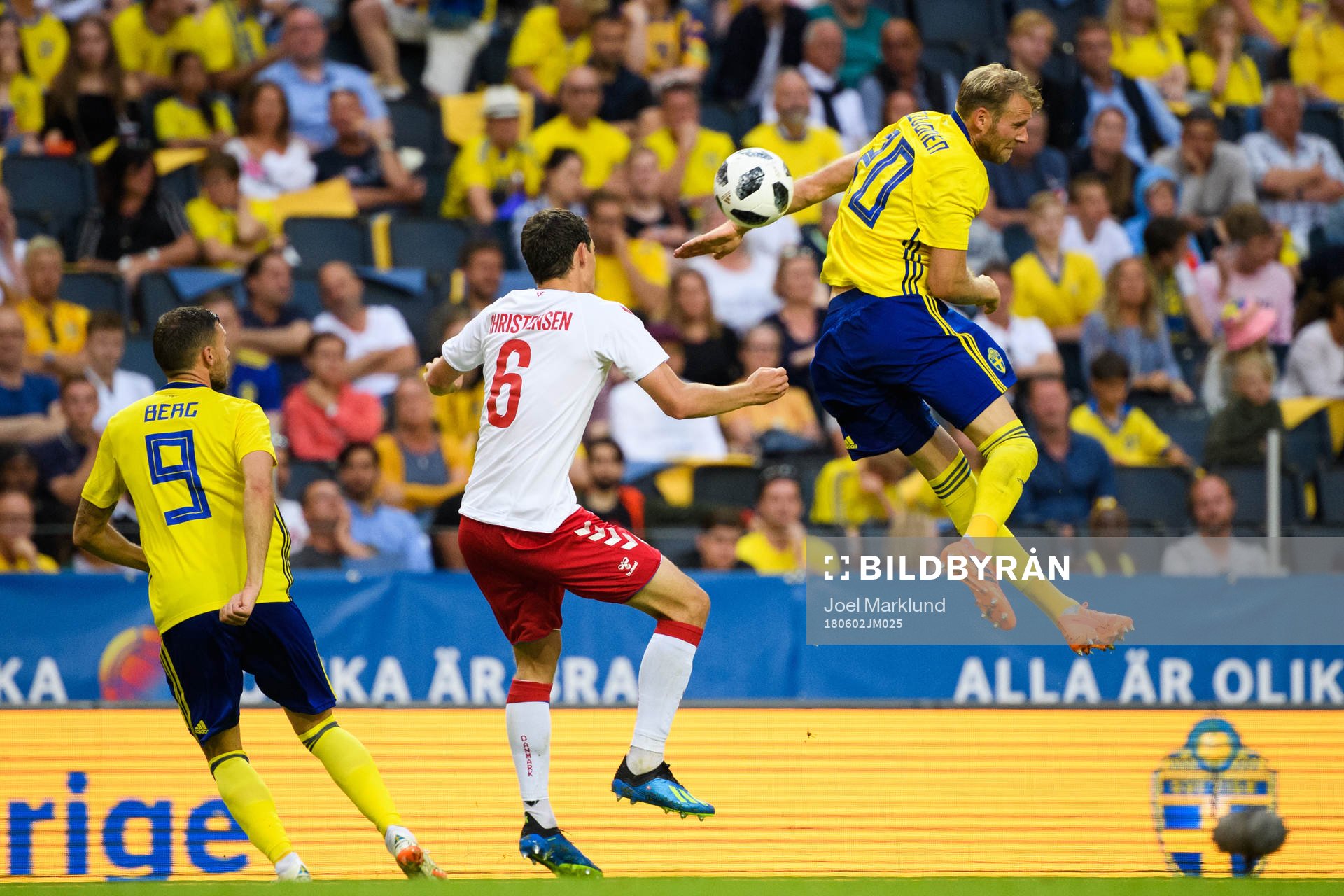 Sveriges Marcus Berg och Ola Toivonen mot Danmarks Andreas