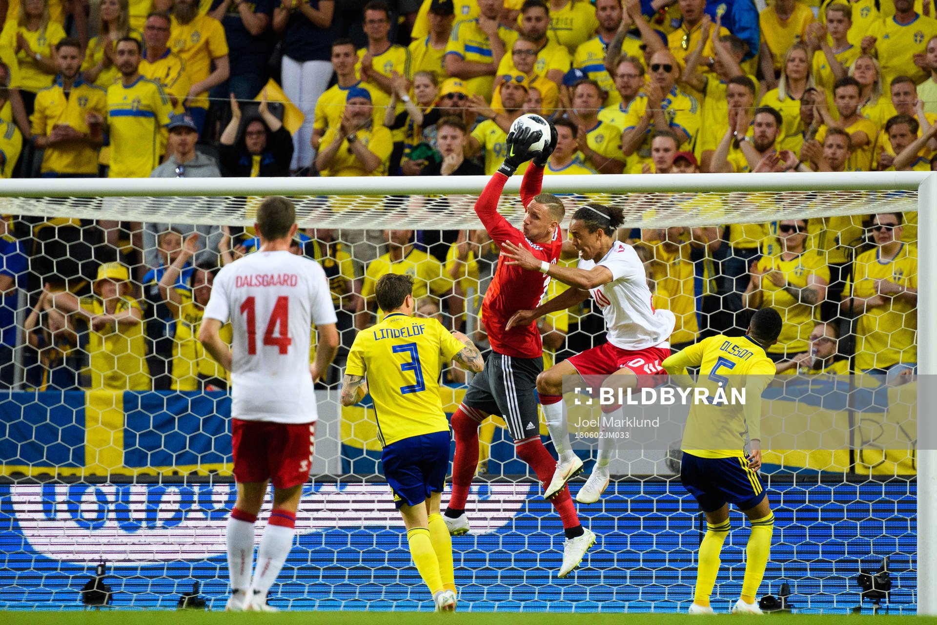 Sveriges Victor Nilsson Lindelöf, målvakt Robin Olsen