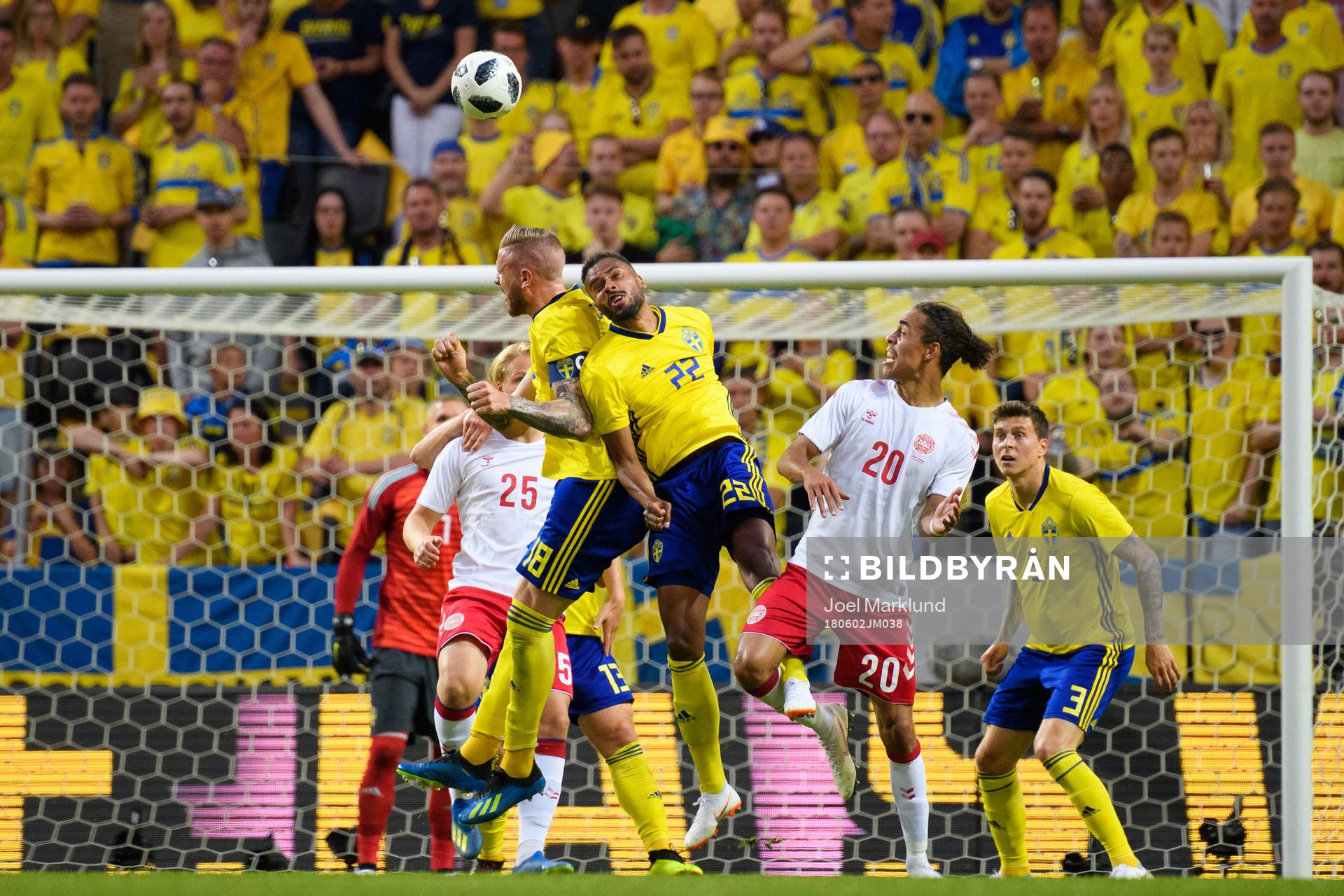 Sveriges Pontus Jansson och Isaac Keise Thelin nickar
