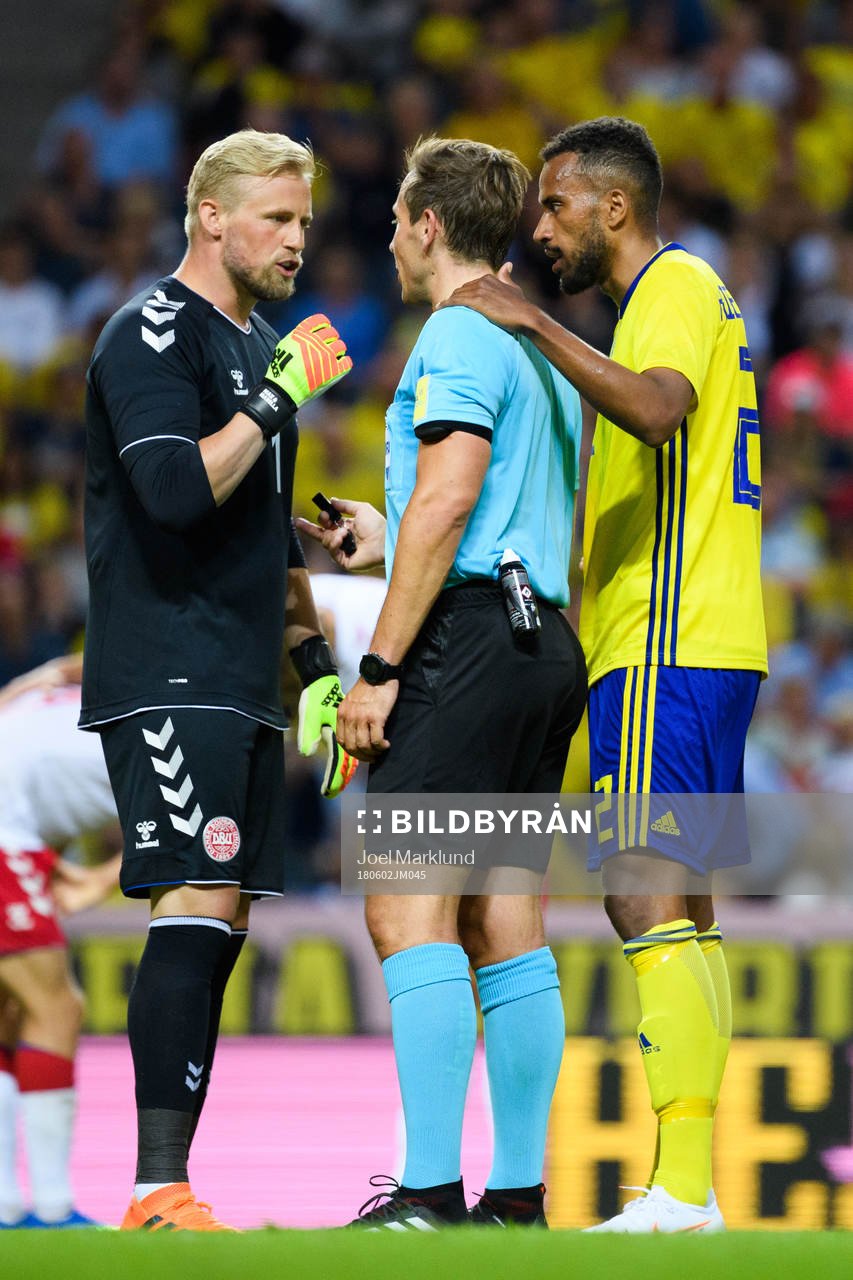 Danmarks målvakt Kasper Schmeichel pratar med domare