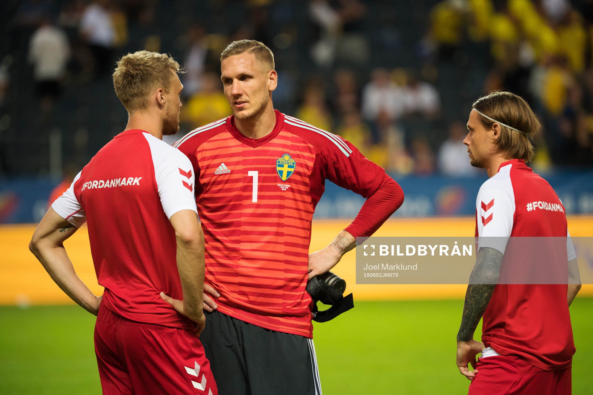 Sveriges målvakt Robin Olsen pratar med danska spelare