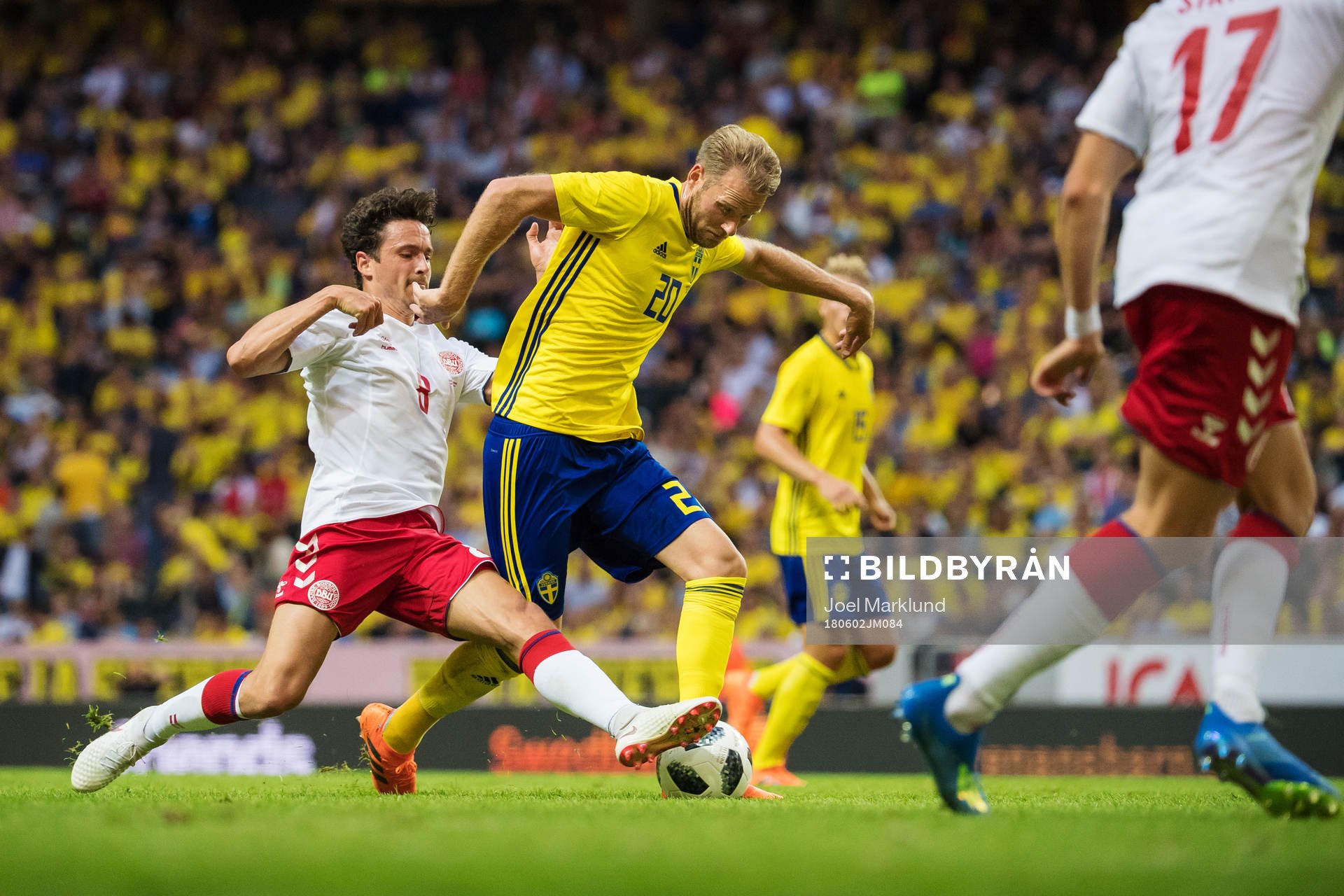 Danmarks Thomas Delaney tacklar Sveriges Ola Toivonen