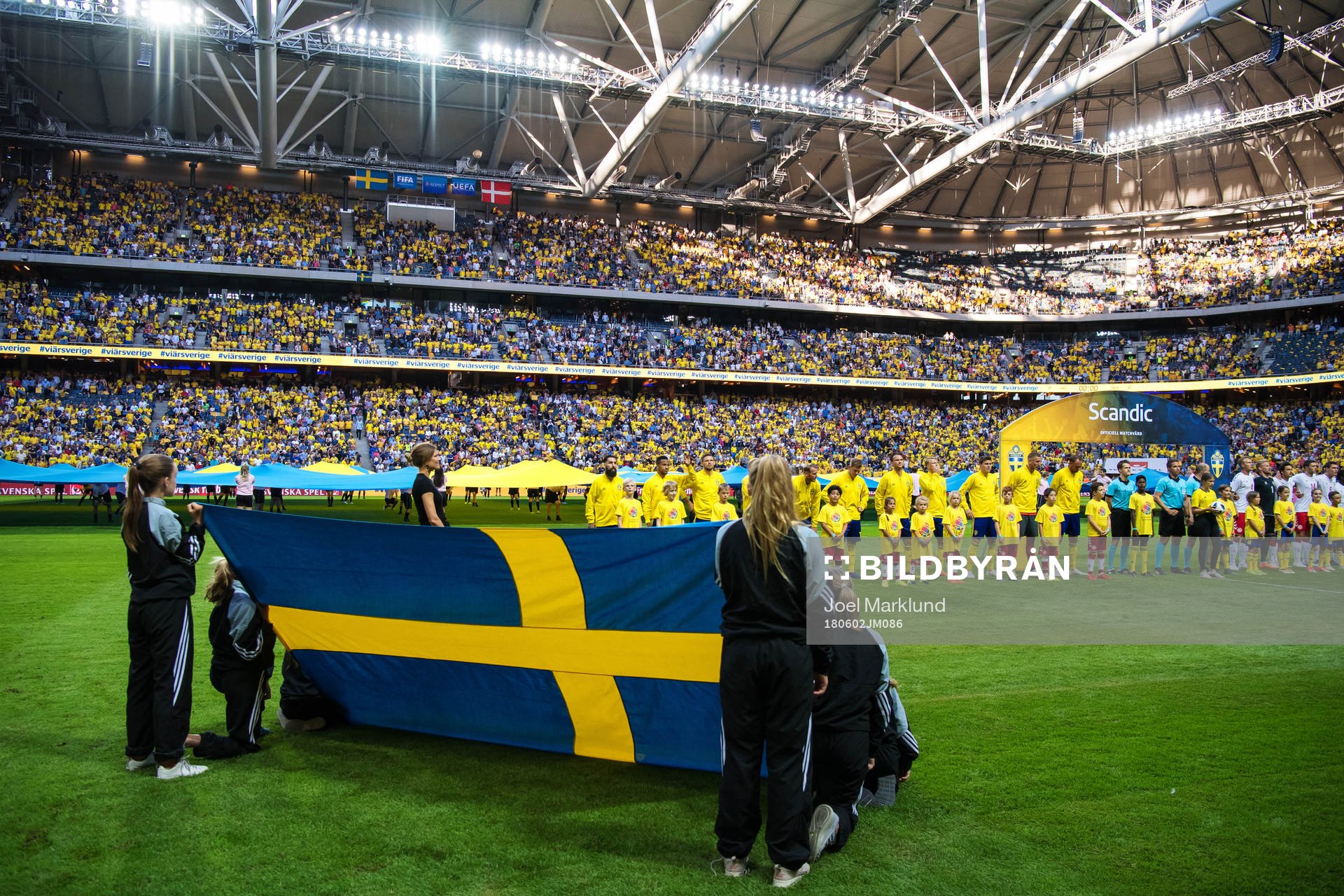 Sveriges spelare står uppställda för nationalsången under träningslandskampen i fotboll mellan Sverige och Danmark den 2 juni 2018 i Stockholm.