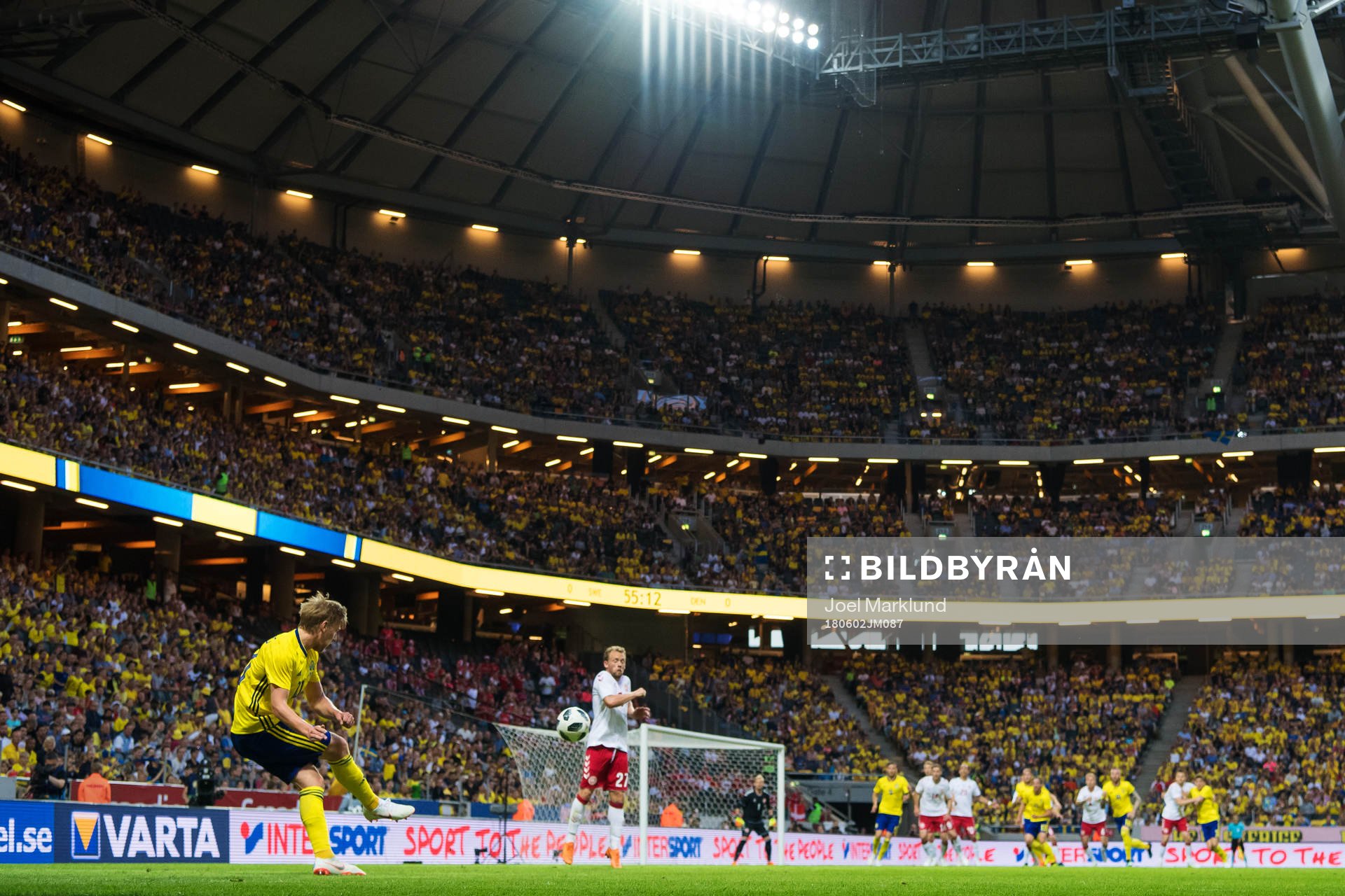 Sveriges Emil Forsberg slår en frispark