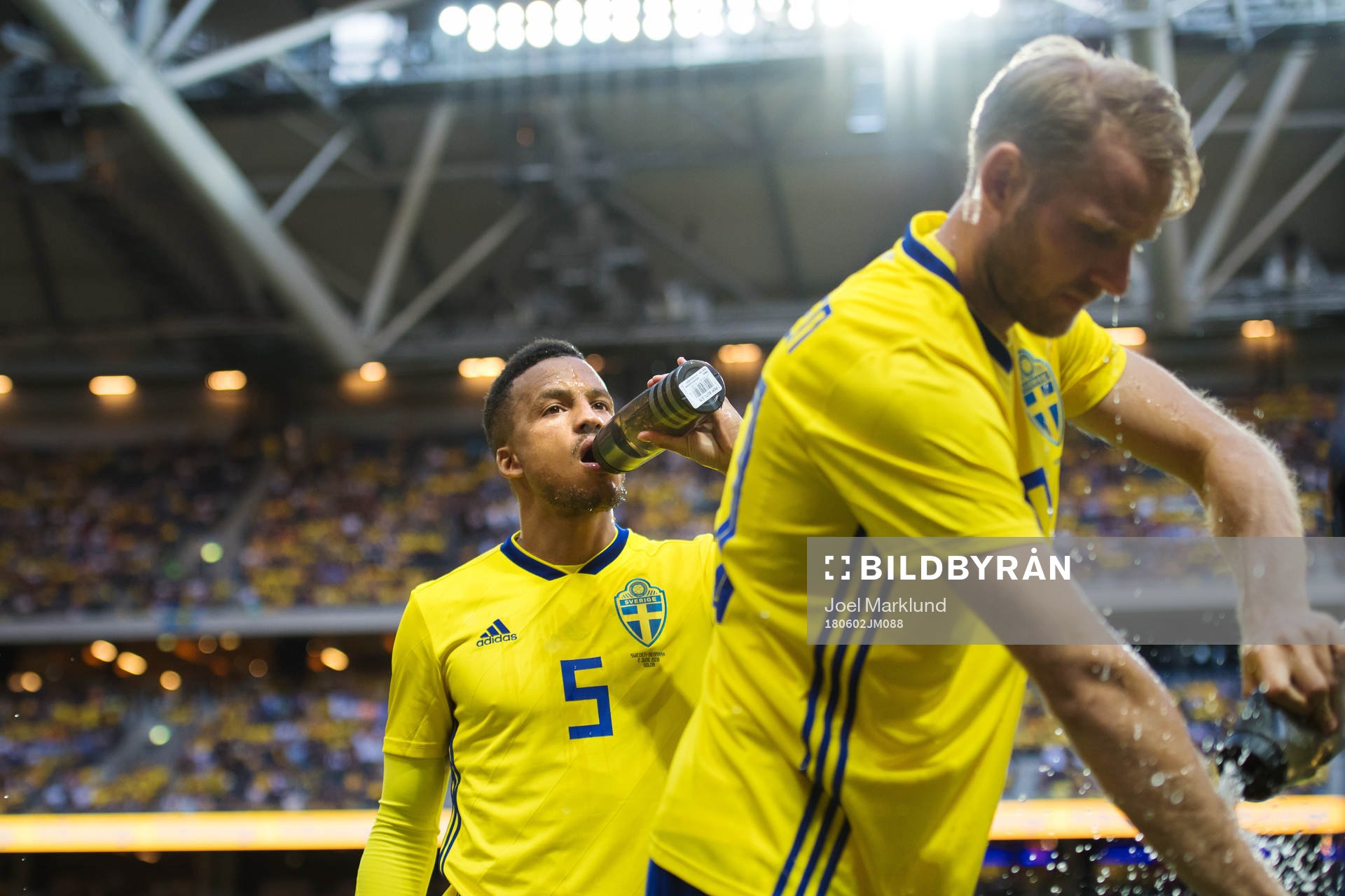 Martin Olsson och Ola Toivonen dricker vatten och sköljer
