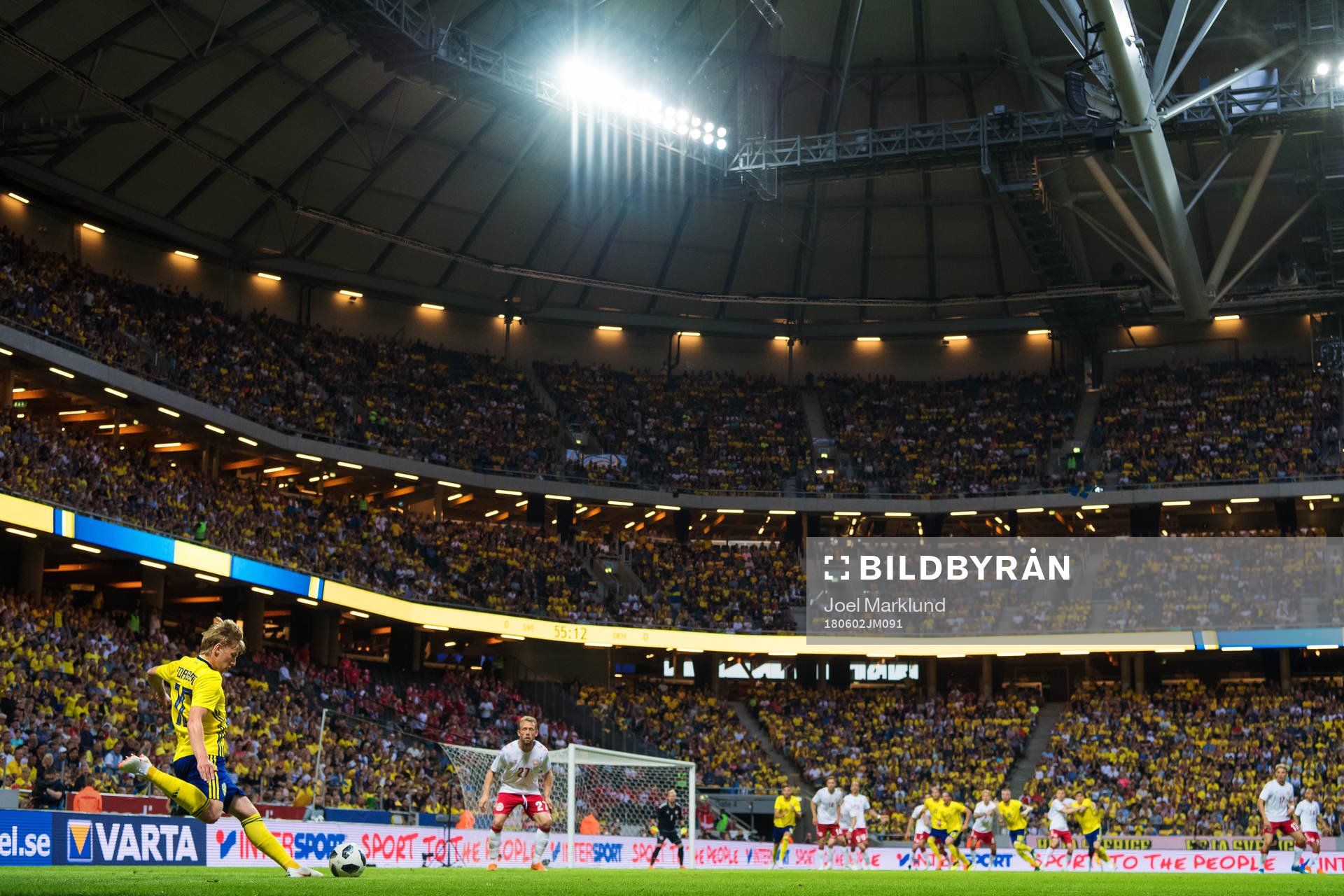 Sveriges Emil Forsberg slår en frispark