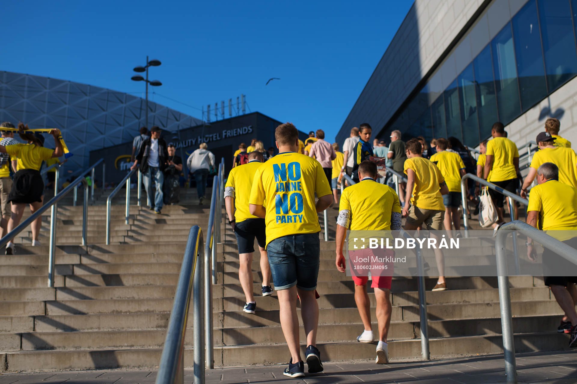Ett svenskt fan går på väg till Friends Arena med en
