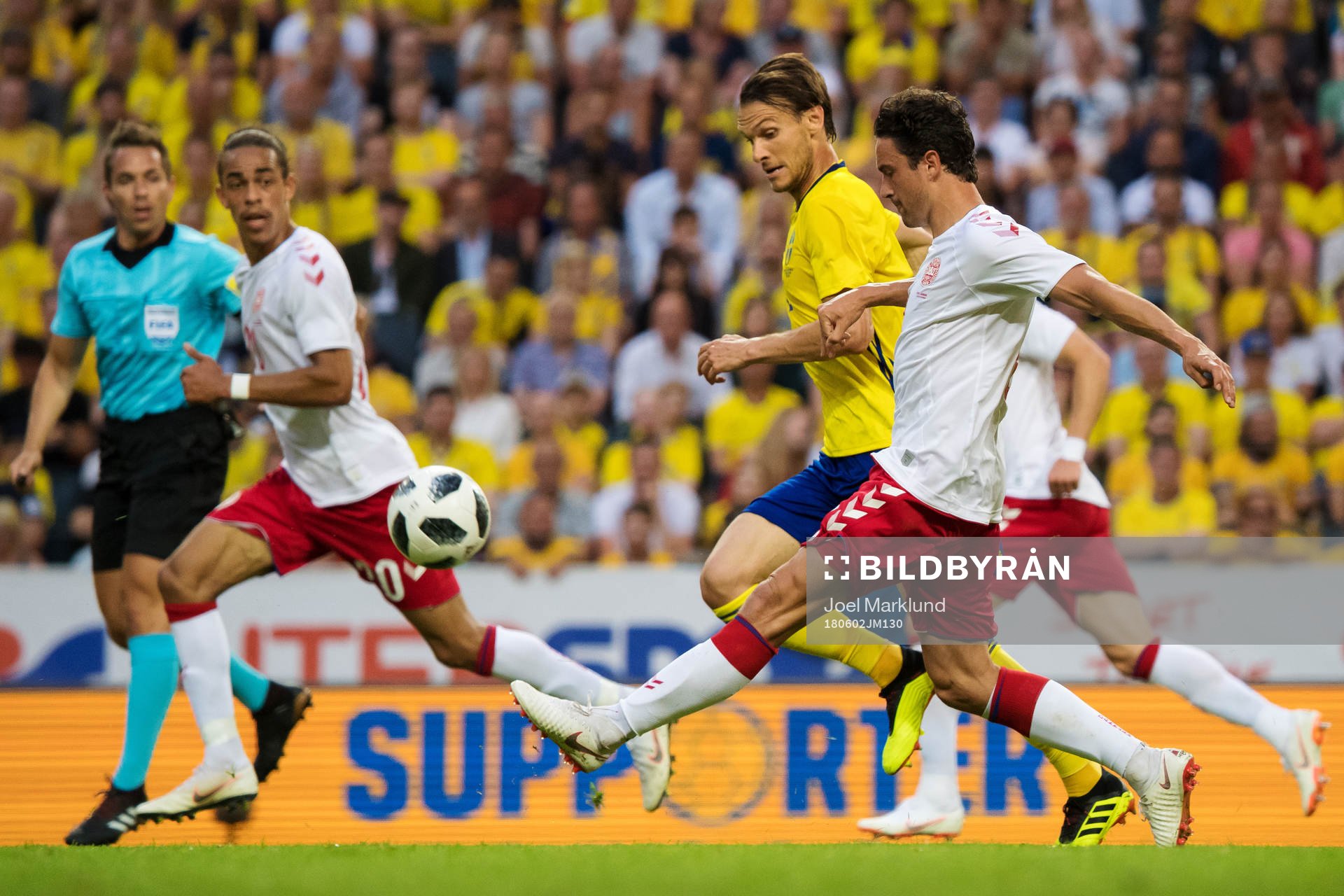 Danmarks Yussuf Yurary Poulsen och Thomas Delaney utmanar