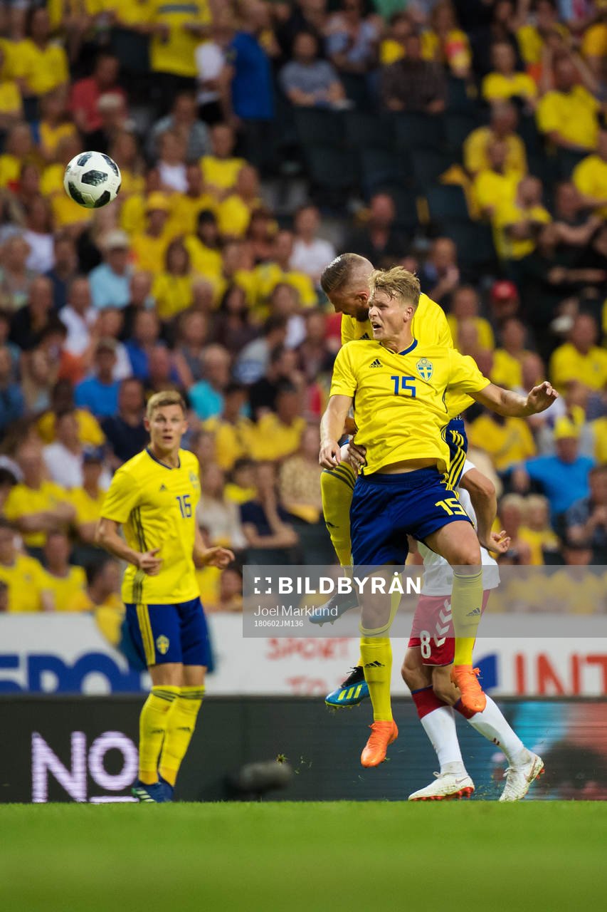 Sveriges Pontus Jansson och Oscar Hiljemark kolliderar i