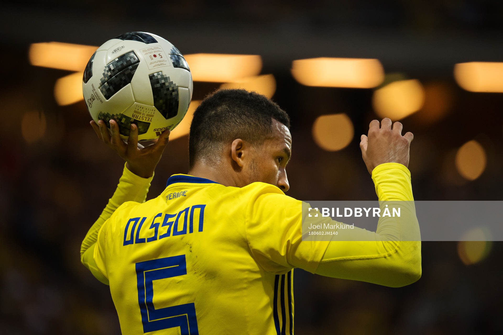 Sveriges Martin Olsson förbereder sig för ett inkast