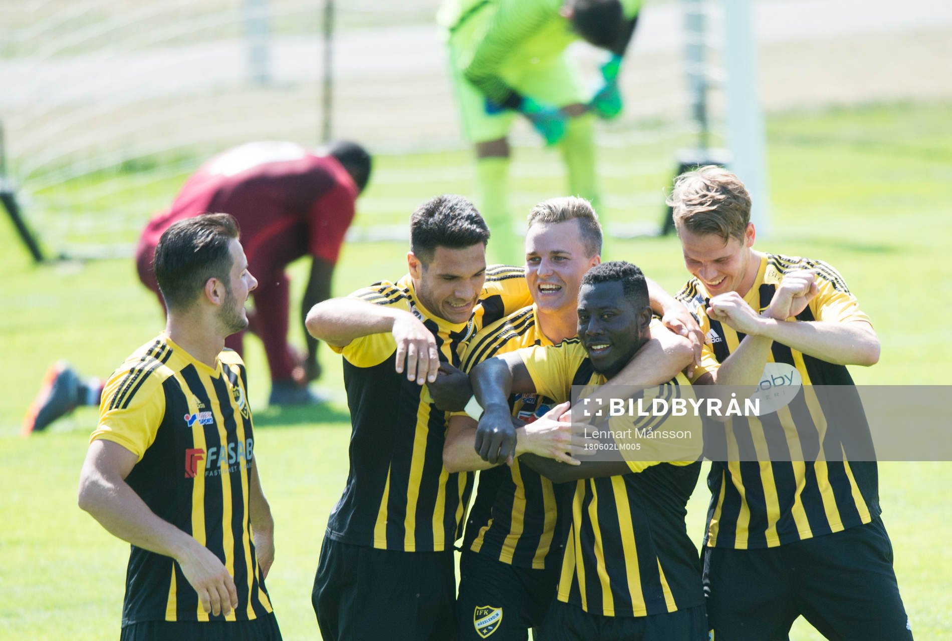IFK Hässleholms Mike Andrew har gjort 1-0 och grattas i