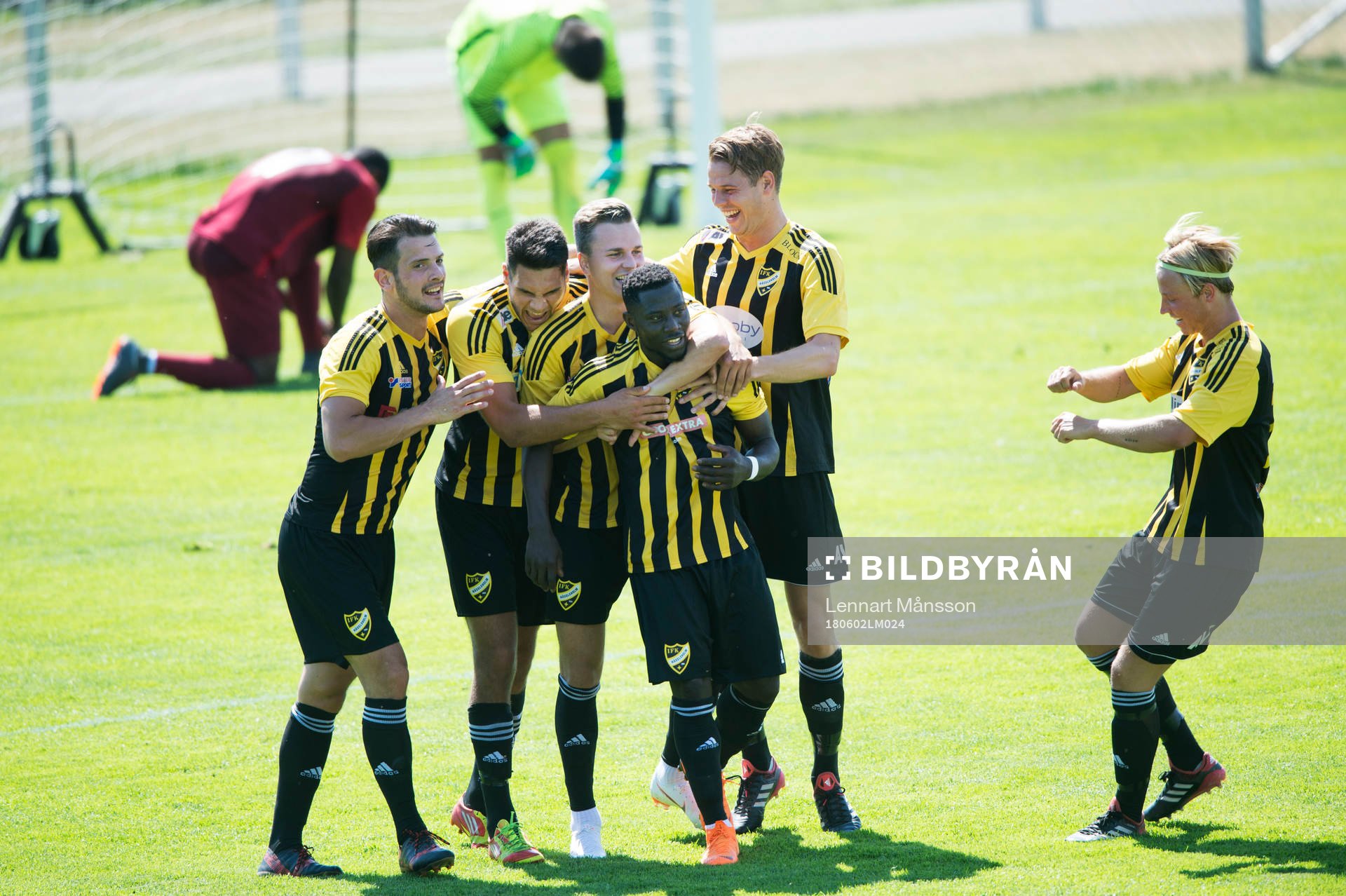 IFK Hässleholms Mike Andrew har gjort 1-0 och grattas i