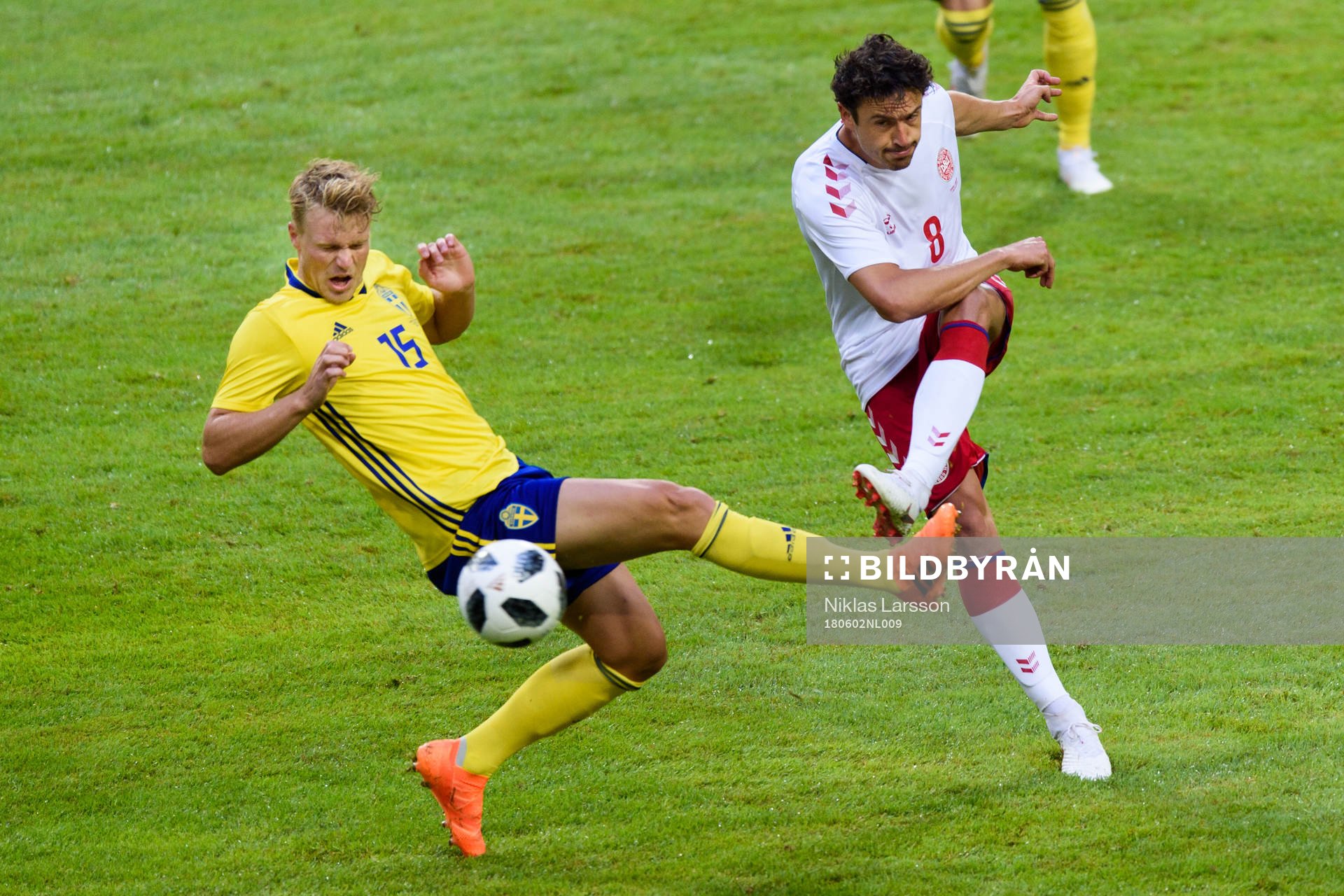 Sveriges Oscar Hiljemark i närkamp med Danmarks Thomas Delaney under träningslandskampen i fotboll mellan Sverige och Danmark den 2 juni 2018 i Stockholm.