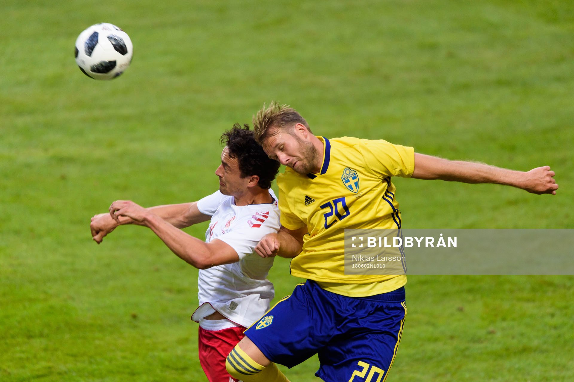 Danmarks Thomas Delaney i nickduell med Sveriges Ola