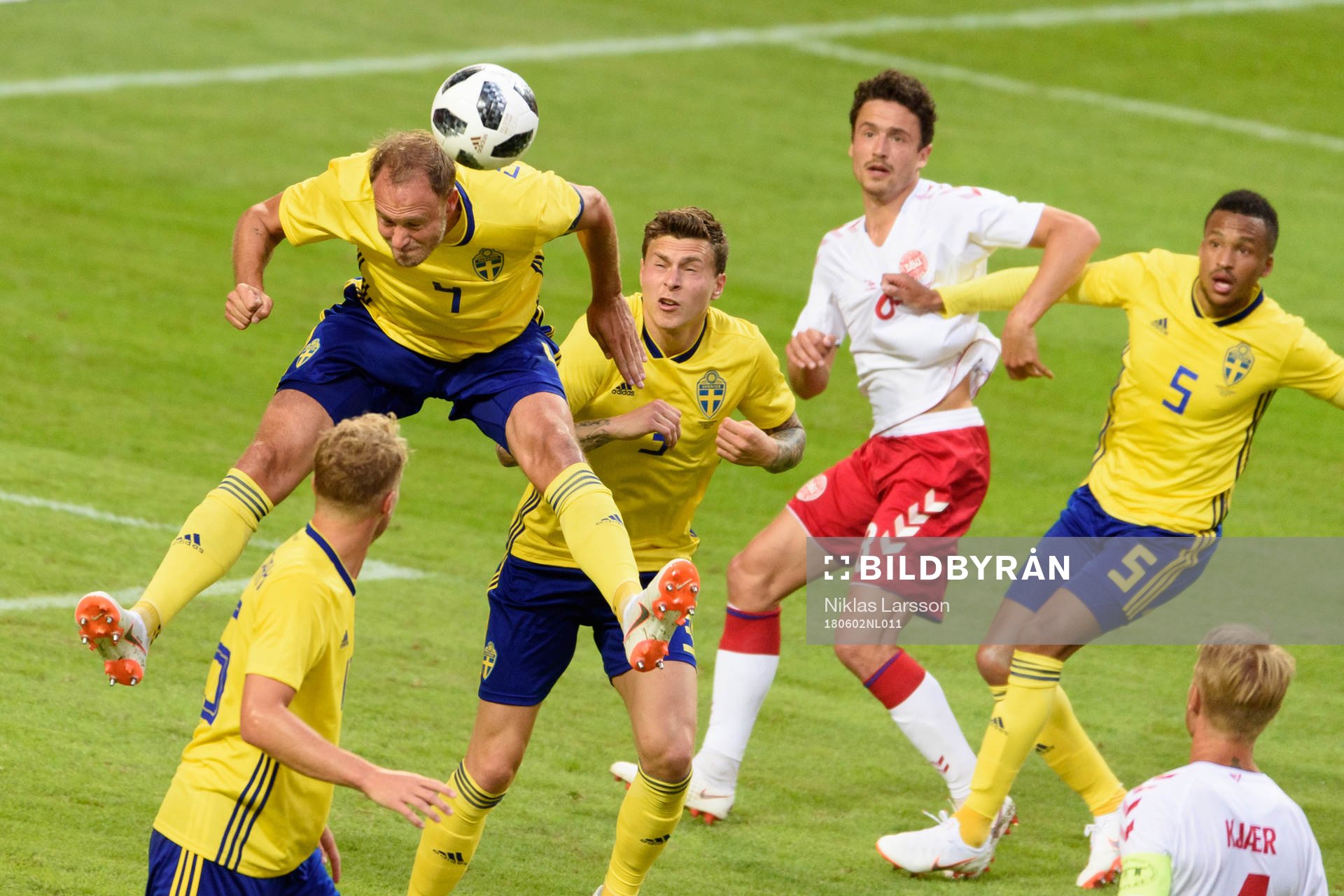 Sveriges Andreas Granqvist Victor Nilsson Lindelöf och Martin Olsson försvarar mot Danmarks Thomas Delaney under träningslandskampen i fotboll mellan Sverige och Danmark den 2 juni 2018 i Stockholm.