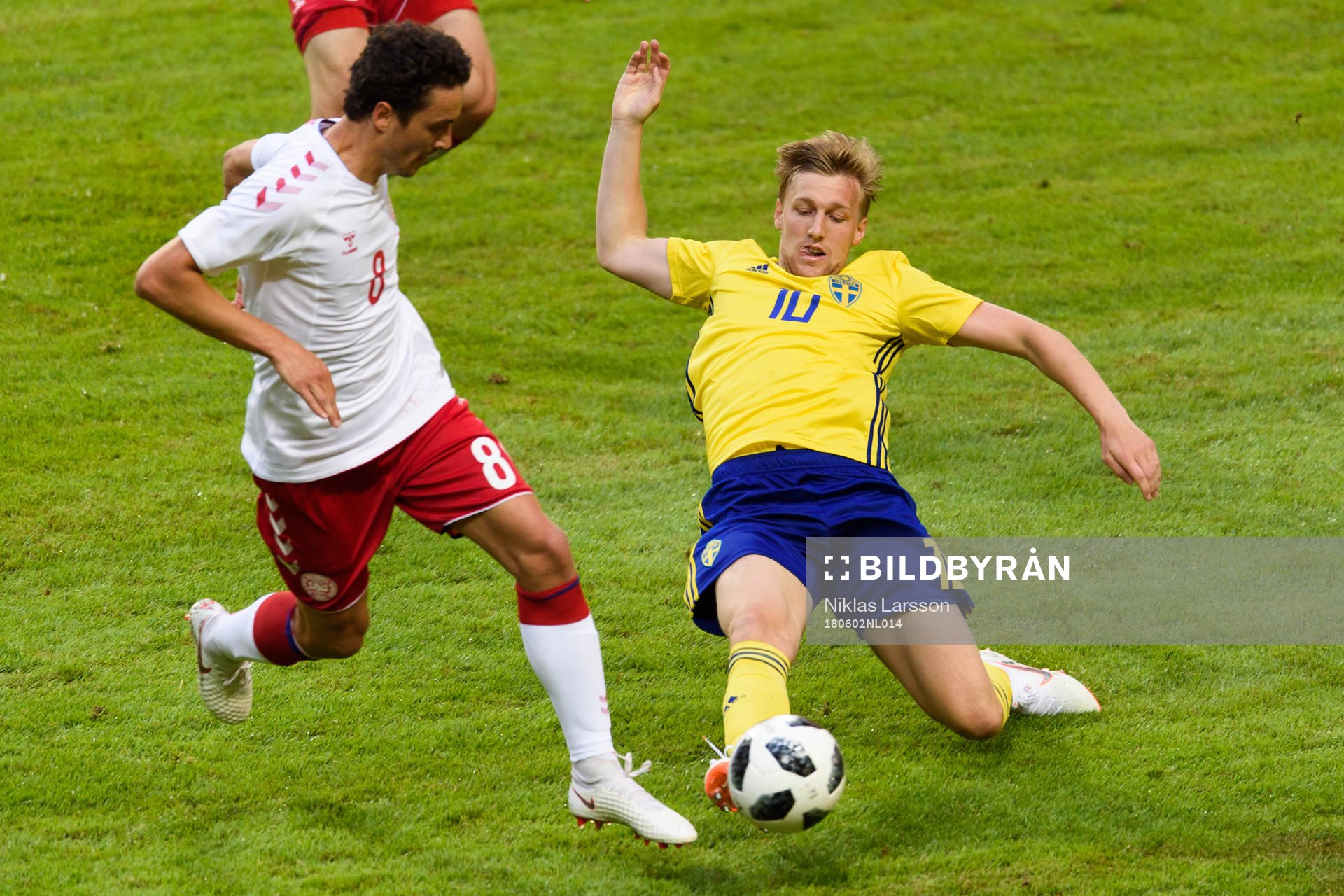 Danmarks Thomas Delaney i närkamp med Sveriges Emil Forsberg under träningslandskampen i fotboll mellan Sverige och Danmark den 2 juni 2018 i Stockholm.