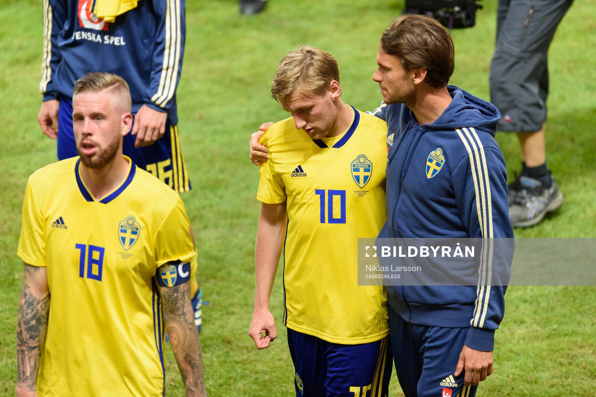Sveriges Emil Forsberg kramas om av Albin Ekdal