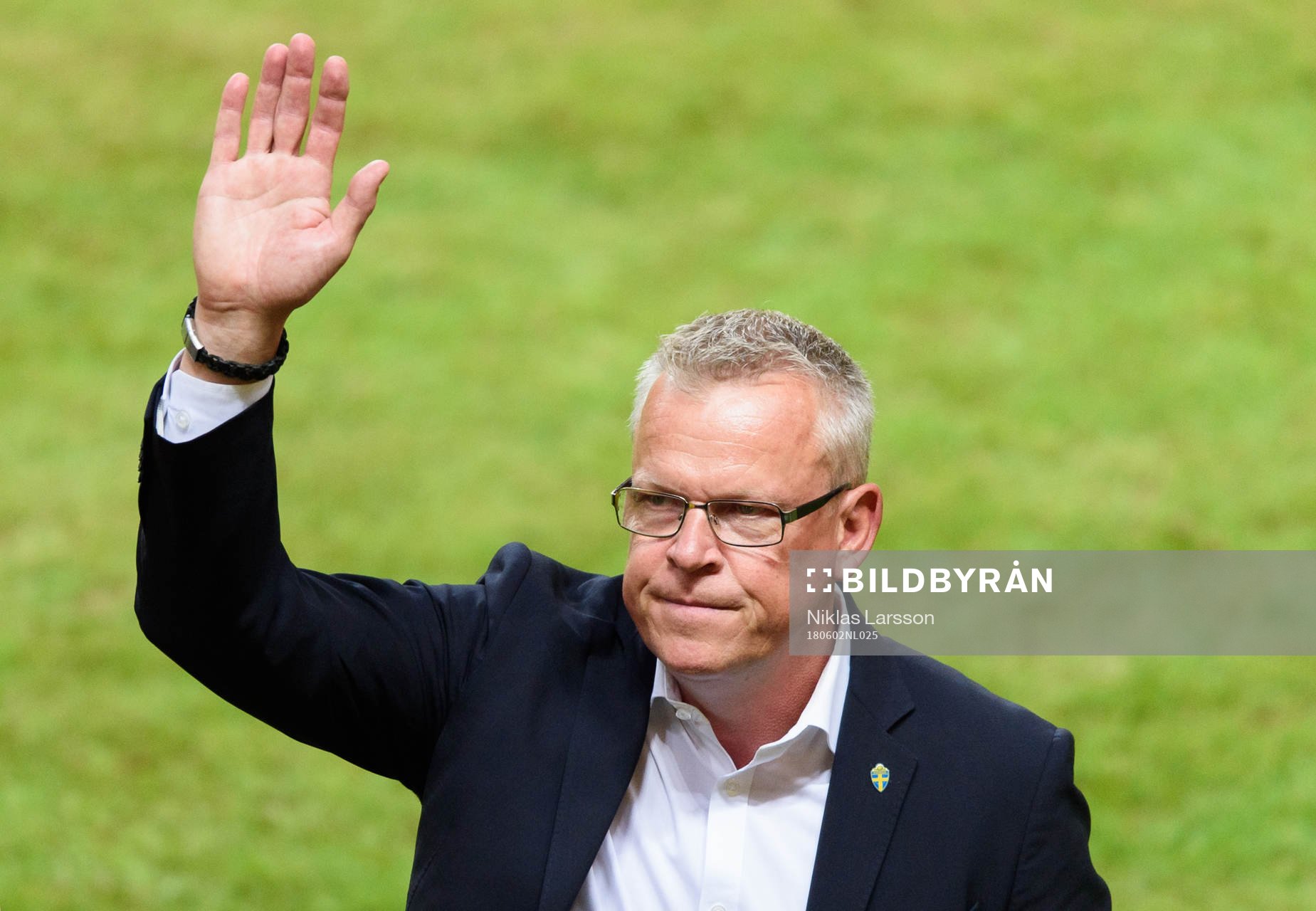 Sveriges förbundskapten Janne Andersson tackar publiken efter träningslandskampen i fotboll mellan Sverige och Danmark den 2 juni 2018 i Stockholm.