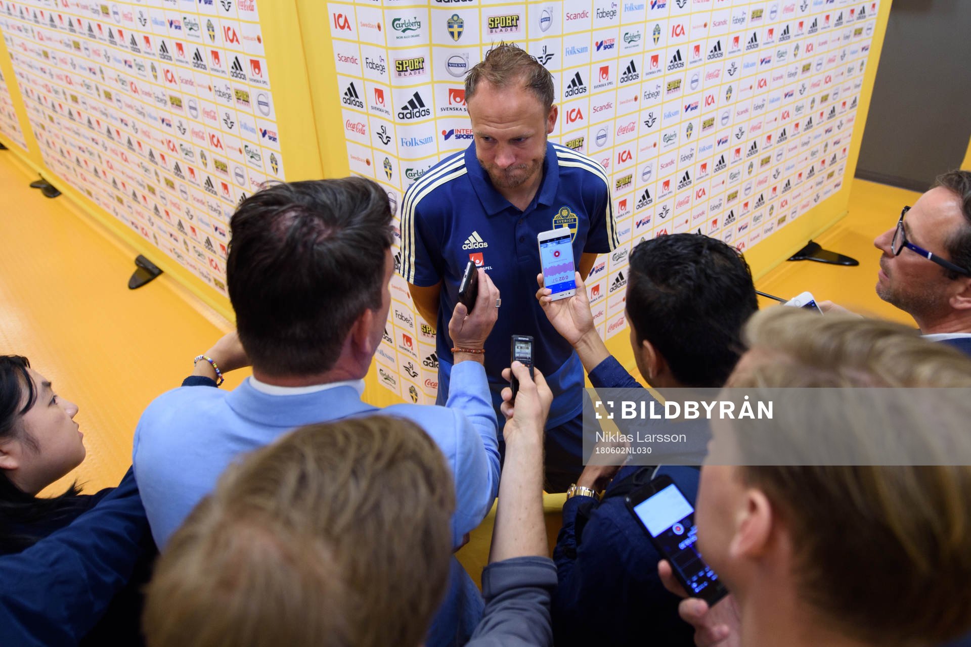 Sveriges Andreas Granqvist blir intervjuad