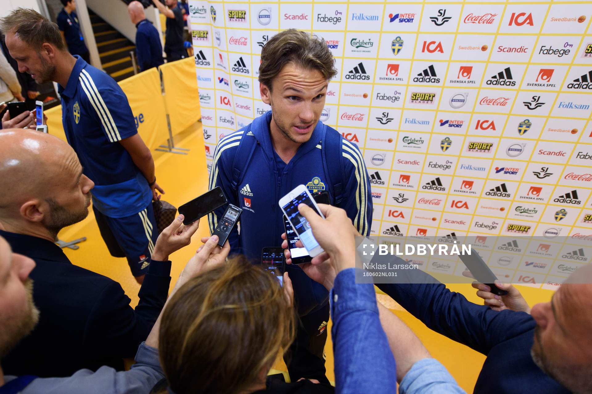 Sveriges Albin Ekdal blir intervjuad