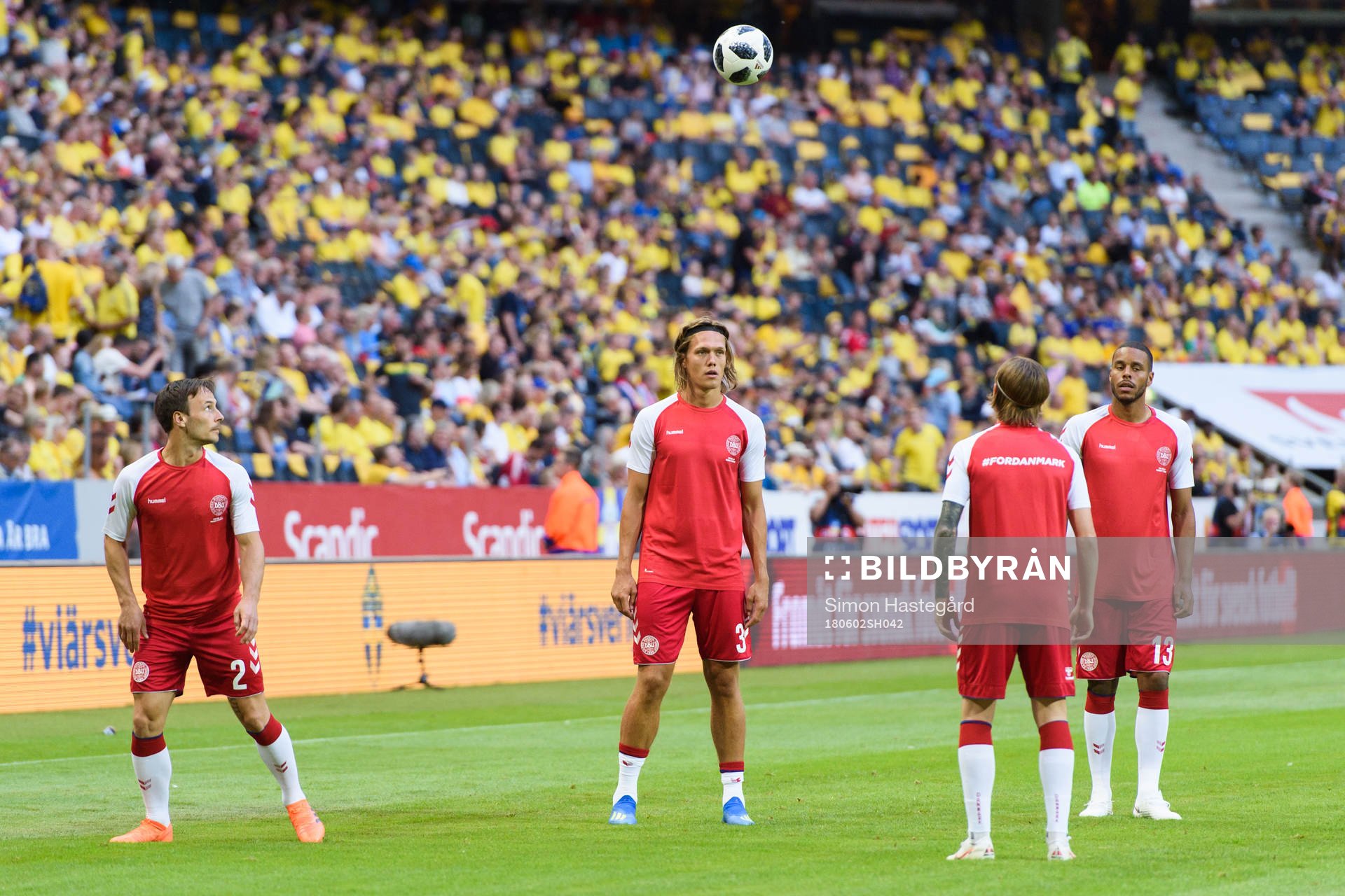 De danska spelarna värmer upp innan träningslandskampen i fotboll mellan Sverige och Danmark den 2 juni 2018 i Stockholm.