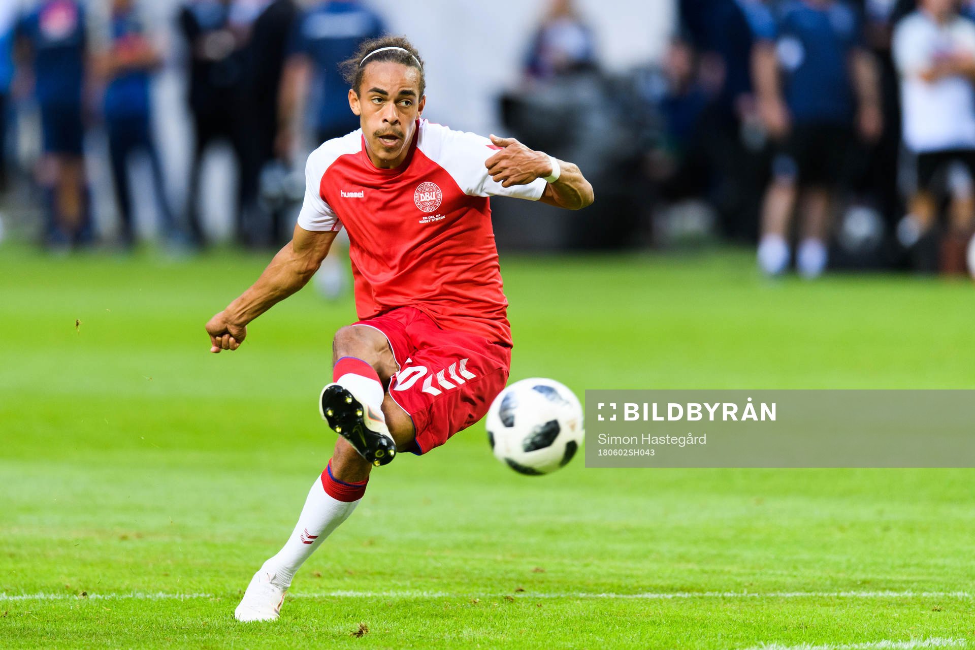 DanmarkYussuf Yuray Poulsen värmer upp innan