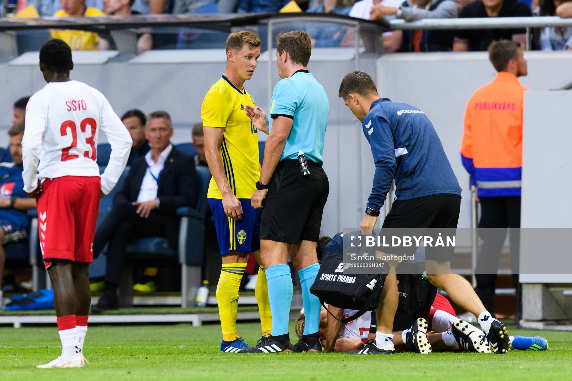 Sveriges Emil Krafth pratar med domaren under träningslandskampen i fotboll mellan Sverige och Danmark den 2 juni 2018 i Stockholm.