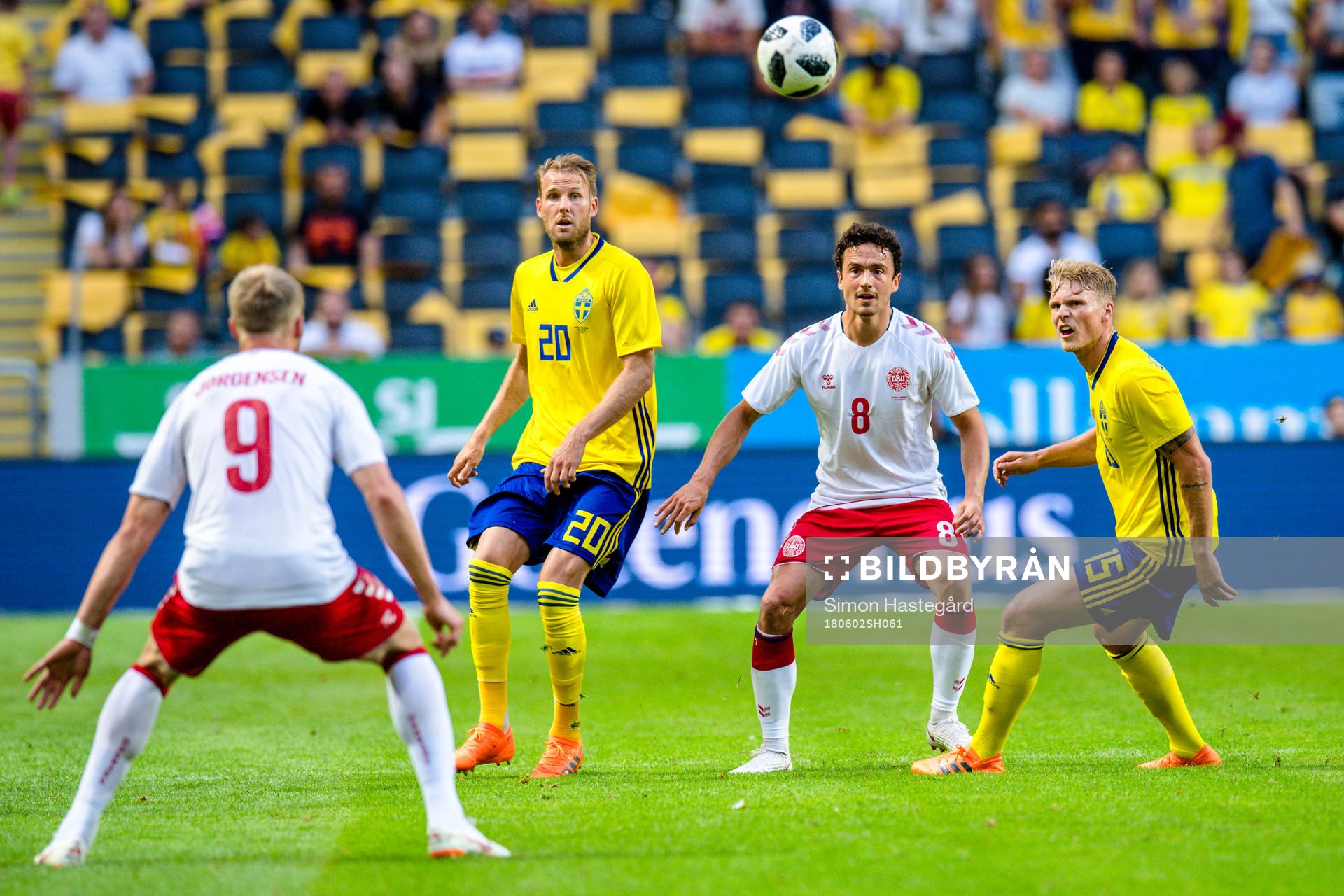 Danmarks Nicolai Jörgensen och Thomas Delaney i en kamp mot Sveriges Ola Toivonen och Oscar Hiljemark under träningslandskampen i fotboll mellan Sverige och Danmark den 2 juni 2018 i Stockholm.