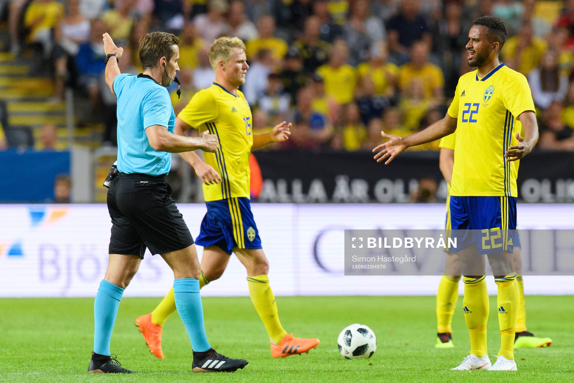 Sveriges Isaac Keise Thelin reagerar mot domare Tobias