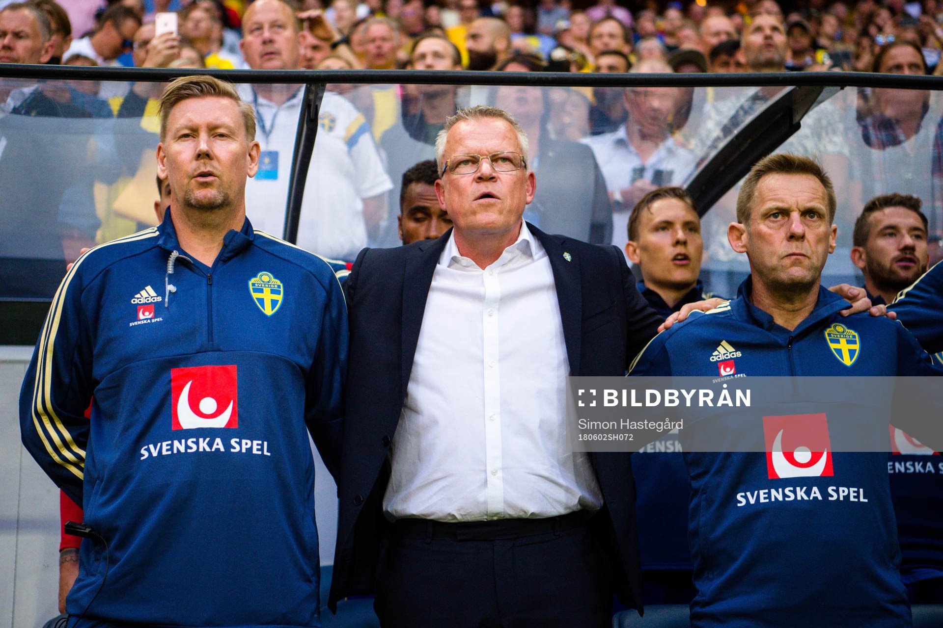 Sveriges assisterande tränare Peter Wettergren och förbundskapten Janne Andersson under nationalsången före träningslandskampen i fotboll mellan Sverige och Danmark den 2 juni 2018 i Stockholm.