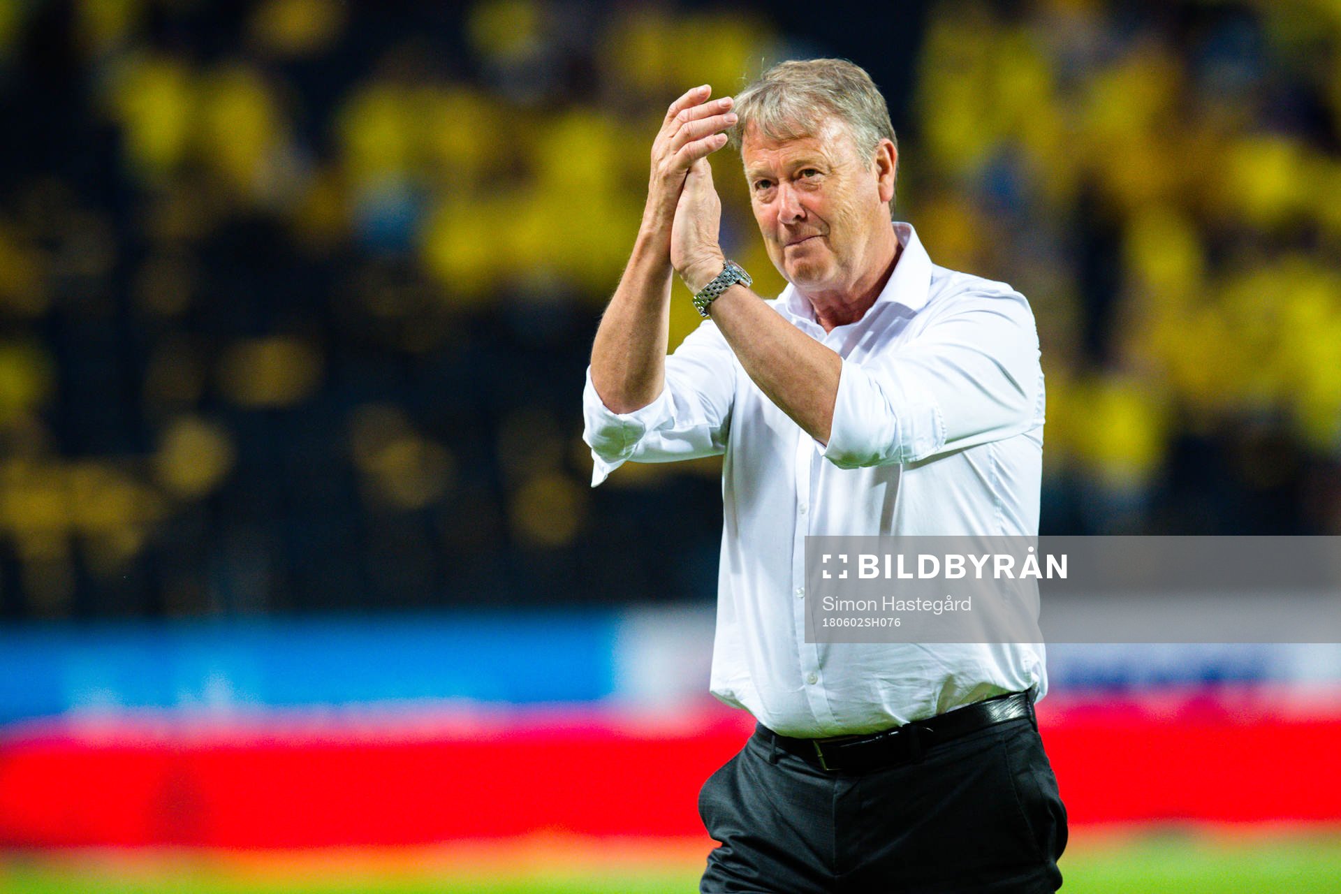 Danmarks förbundskapten Åge Hareide jublar med spelarna efter träningslandskampen i fotboll mellan Sverige och Danmark den 2 juni 2018 i Stockholm.