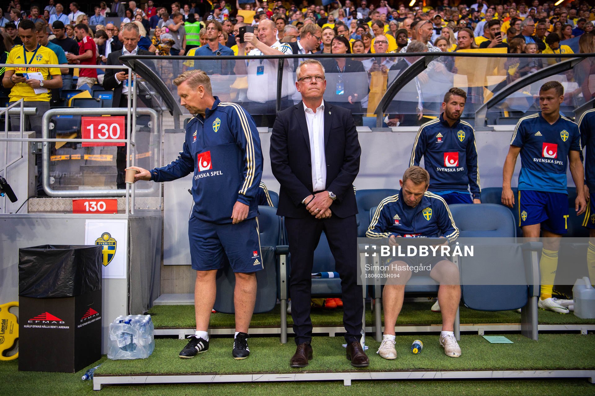 Sveriges assisterande tränare Peter Wettergren och förbundskapten Janne Andersson före träningslandskampen i fotboll mellan Sverige och Danmark den 2 juni 2018 i Stockholm.