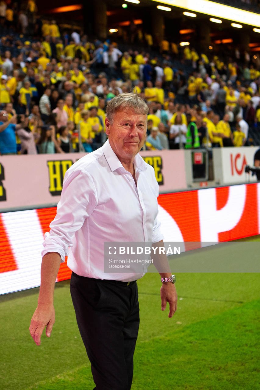 Danmarks förbundskapten Åge Hareide tackar publiken efter träningslandskampen i fotboll mellan Sverige och Danmark den 2 juni 2018 i Stockholm.