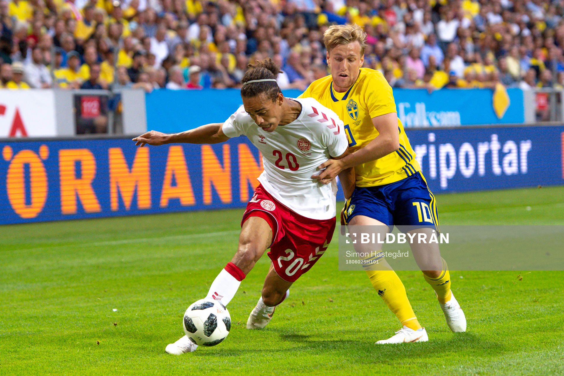 Danmarks Yussuf Yuray Poulsen och Sveriges Emil Forsberg