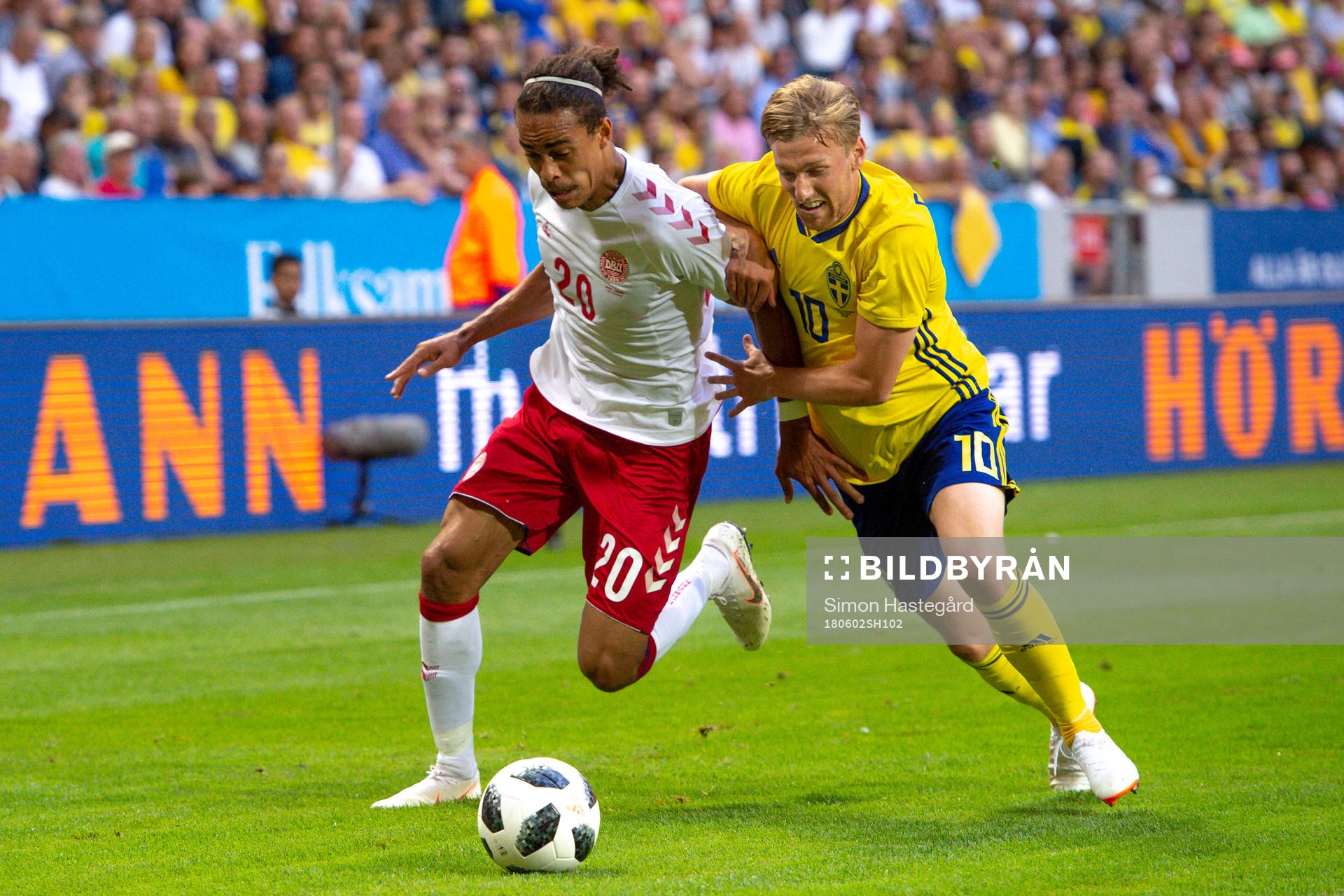 Danmarks Yussuf Yuray Poulsen och Sveriges Emil Forsberg