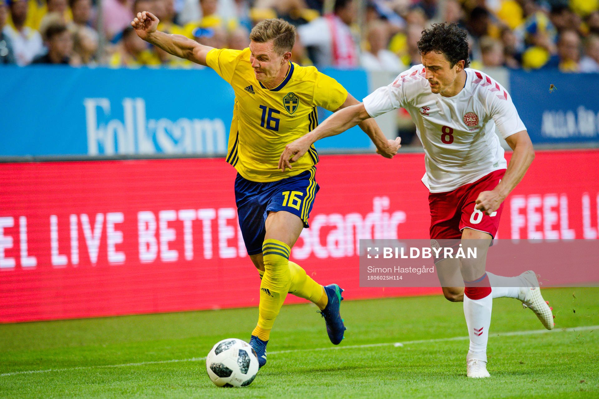 Sveriges Emil Krafth och Danmarks Thomas Delaney