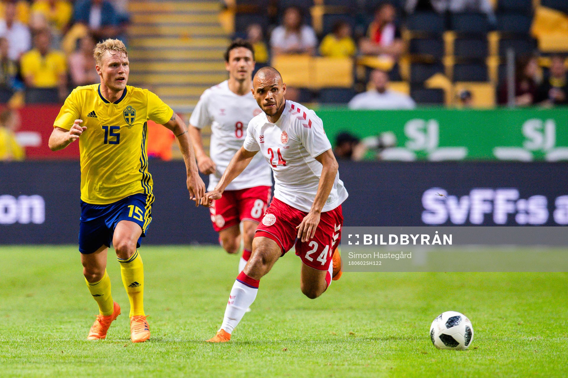 Sveriges Oscar Hiljemark och Danmarks Martin Braithwaite