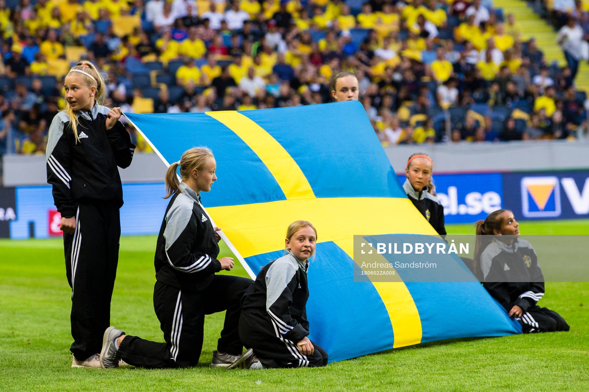 Flagghållare före träningslandskampen i fotboll mellan