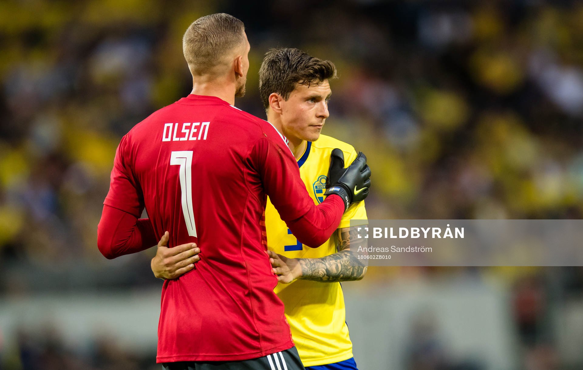 Sveriges målvakt Robin Olsen samtalar med Sveriges Victor Nilsson Lindelöf under träningslandskampen i fotboll mellan Sverige och Danmark den 2 juni 2018 i Stockholm.