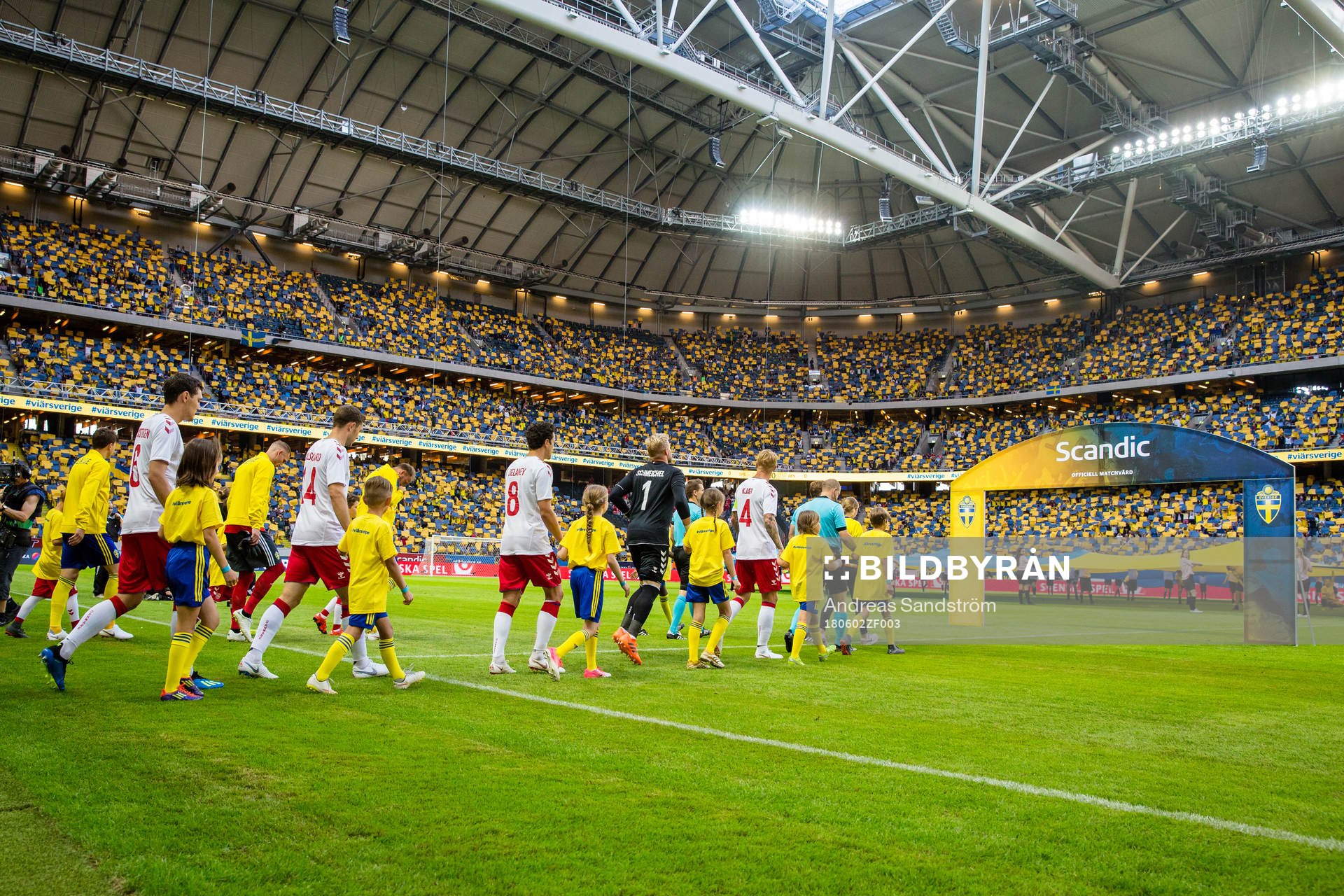 Spelarna gör entré före träningslandskampen i fotboll