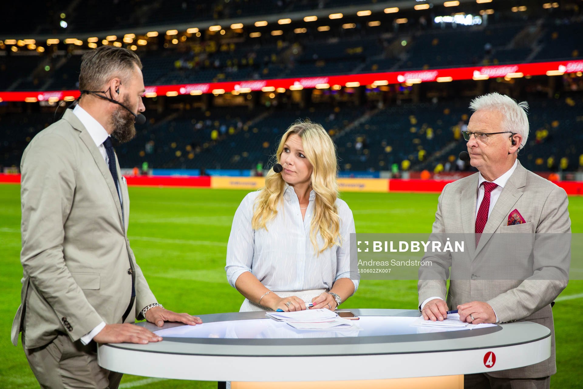 Cmores kommentatorer Olof Lundh (v), Anna Brolin (m) och