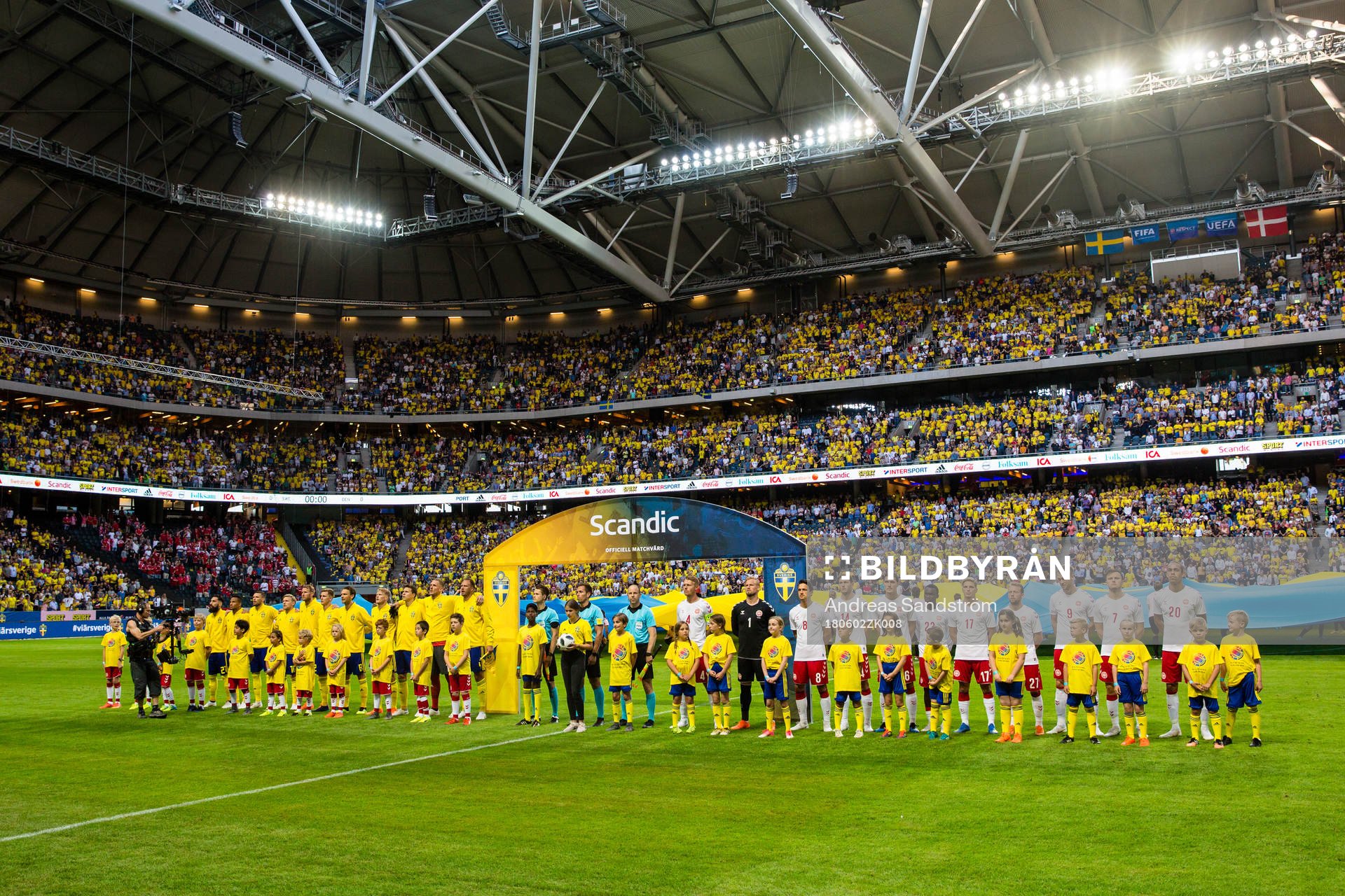 Sveriges och Danmarks spelare före träningslandskampen i