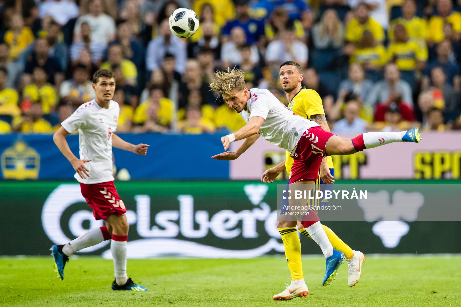 Danmarks Jens Stryger Larsen rensar undan bollen framför