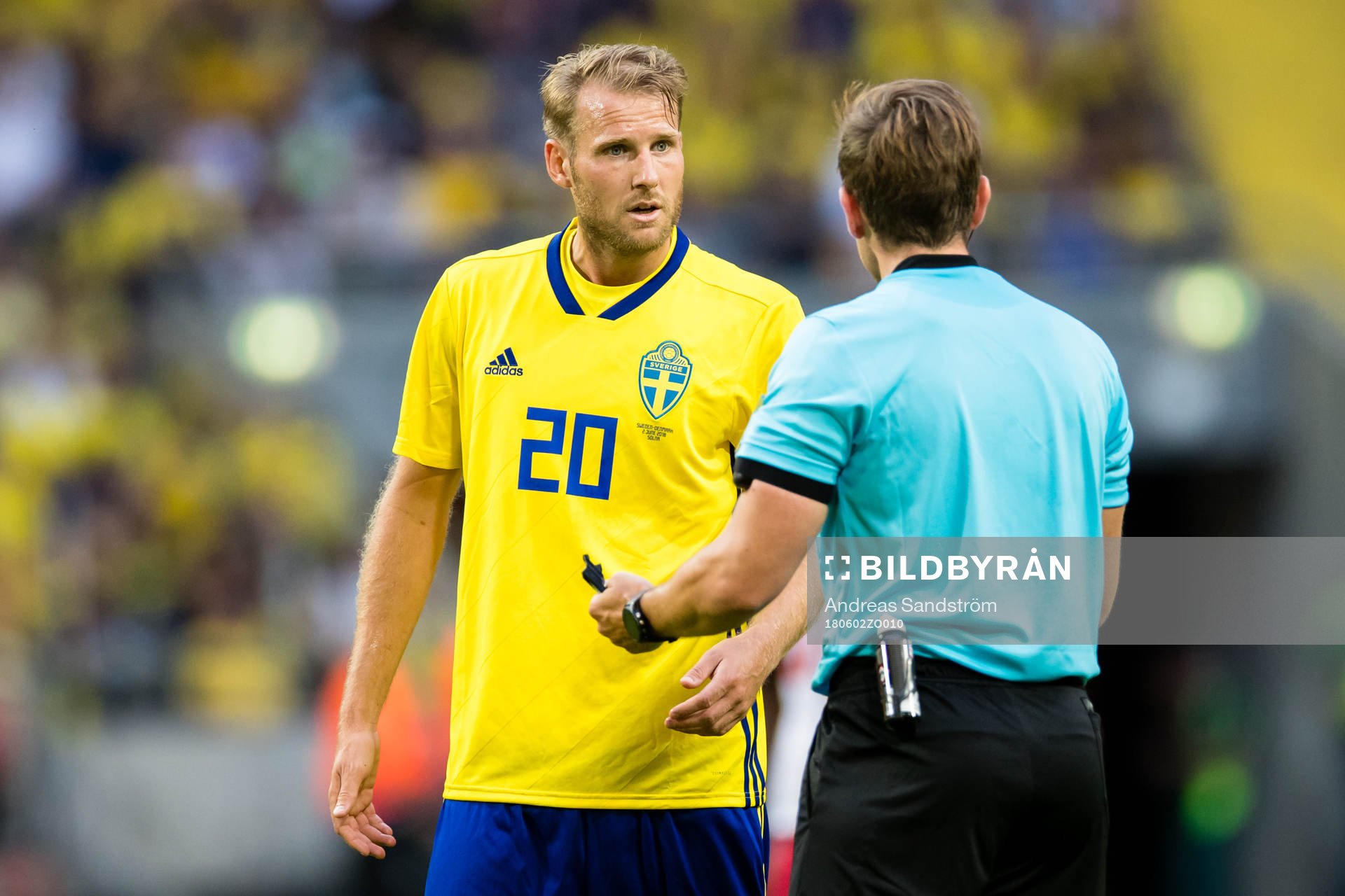 Sveriges Ola Toivonen Diskuterar med domare Tobias Stieler